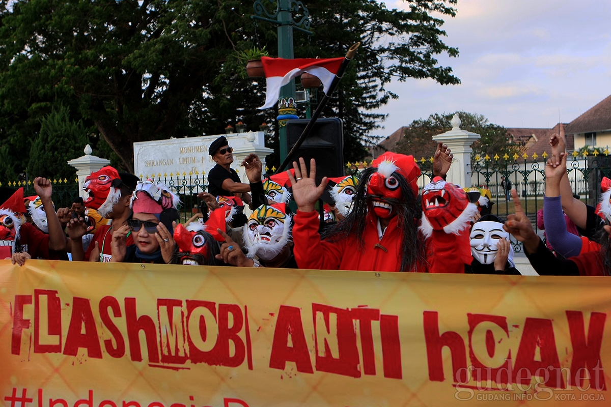 Serunya Flasmob Anti Hoax di Titik Nol Serunya Flasmob Anti Hoax di Titik Nol