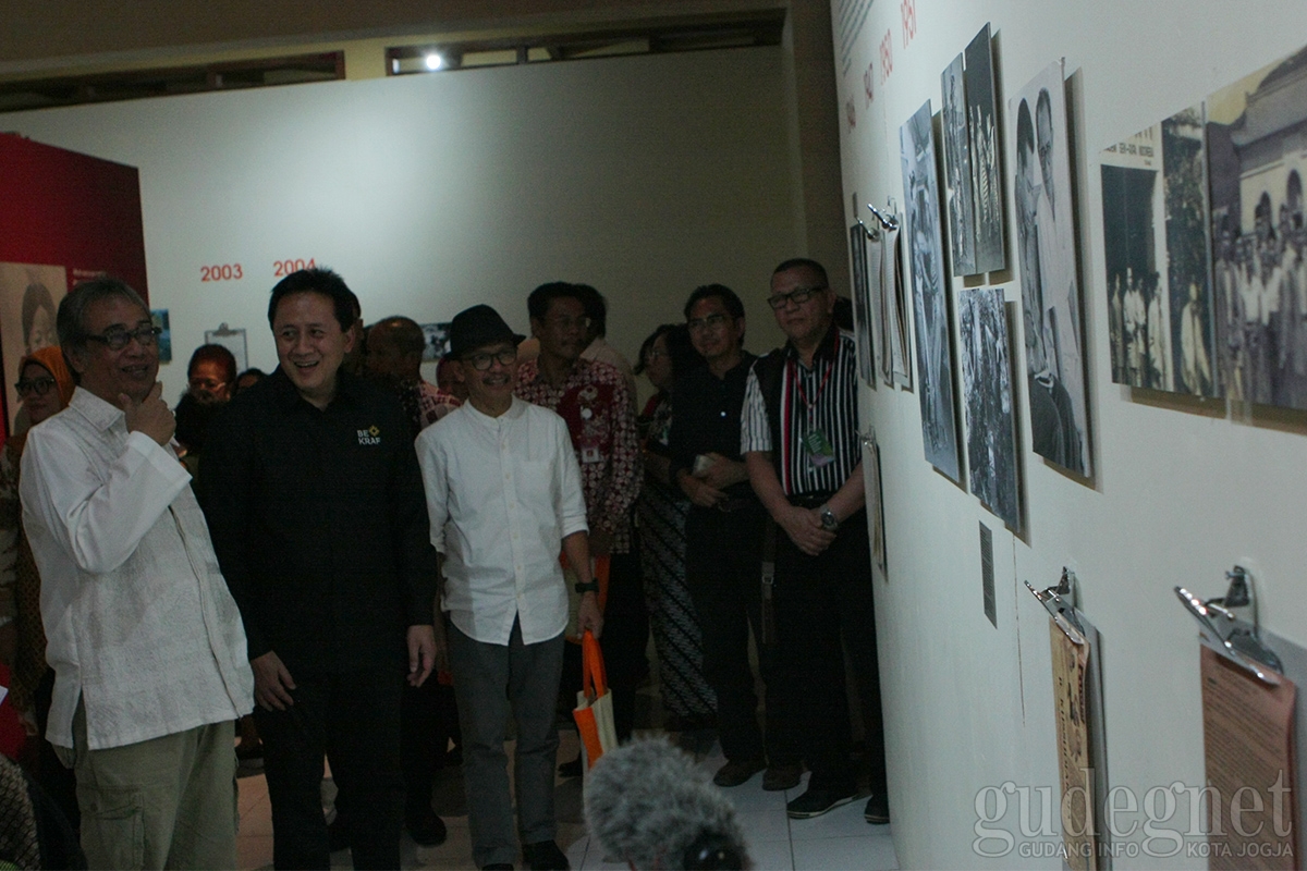 Kepala Bekraf Tinjau Pameran Arsip Bagong Kussudiardja Kepala Bekraf Tinjau Pameran Arsip Bagong Kussudiardja