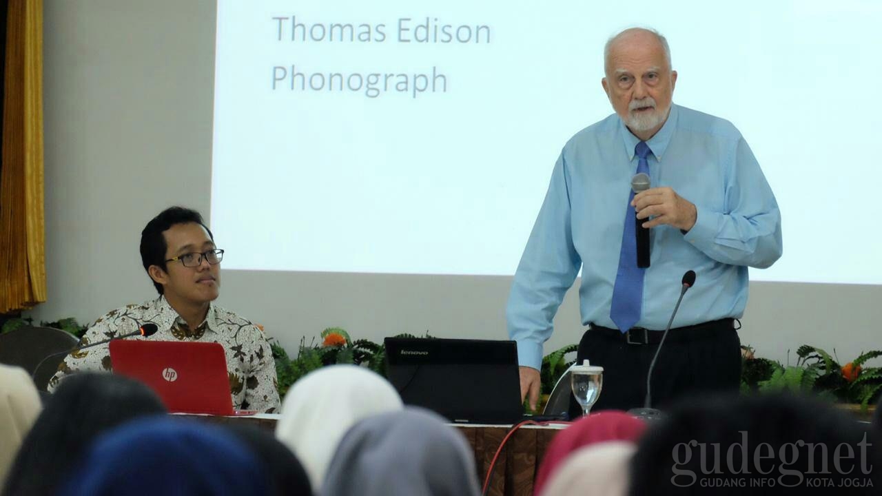 James T. Collins Berikan Kuliah Umum di UNY James T. Collins Berikan Kuliah Umum di UNY