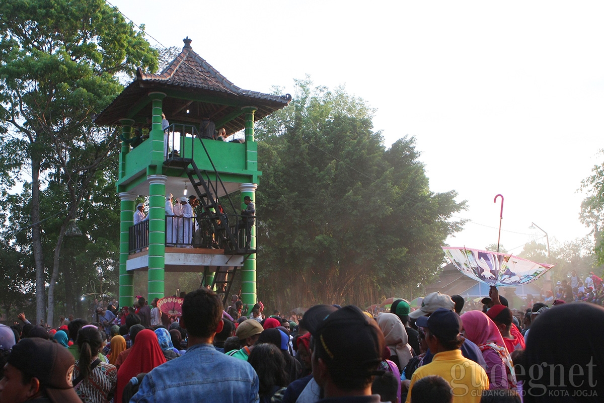 Saparan Ki Ageng Wonolelo Habiskan 1,5 Ton Apem Saparan Ki Ageng Wonolelo Habiskan 1,5 Ton Apem