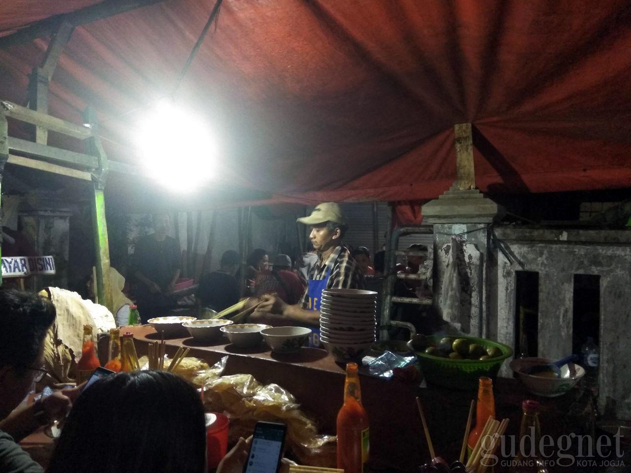 Mi Ayam Sirkus, Atraksi Unik ala Cak Uji Mi Ayam Sirkus, Atraksi Unik ala Cak Uji