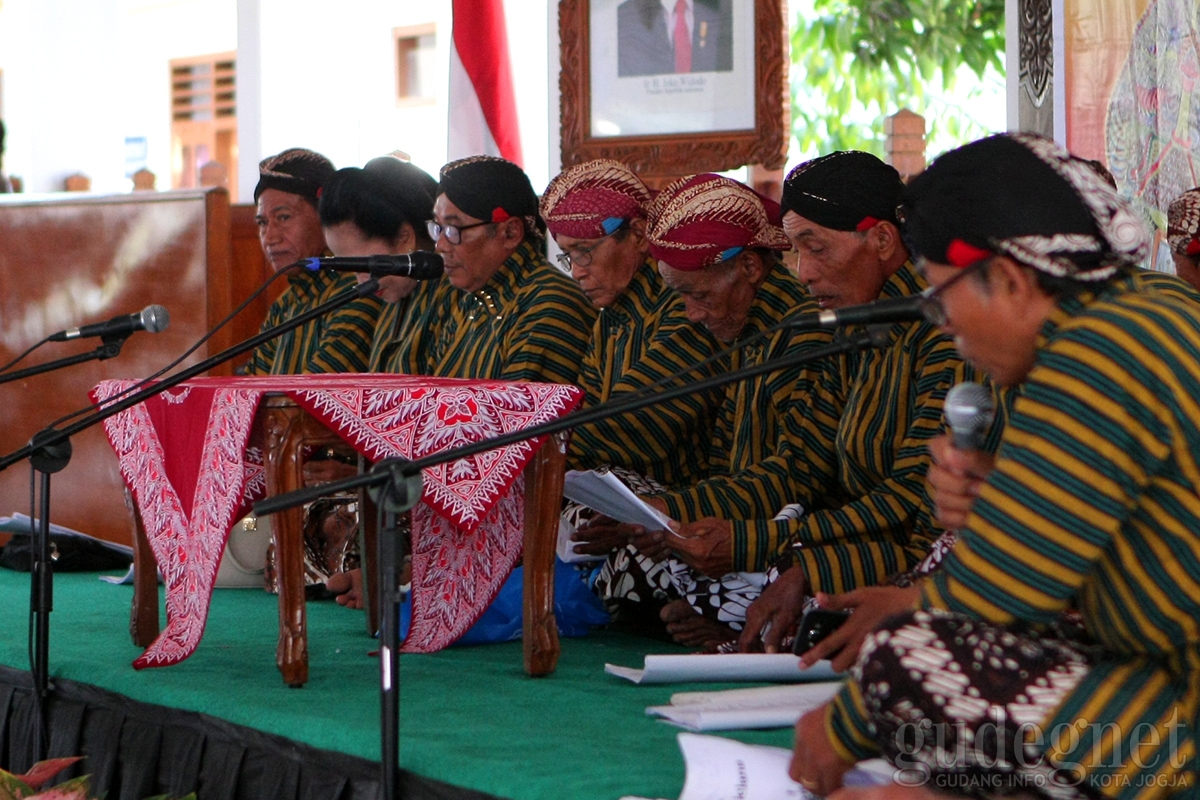 Macapat 72 Jam Nonstop di Bantul Pecahkan Rekor Baru Macapat 72 Jam Nonstop di Bantul Pecahkan Rekor Baru