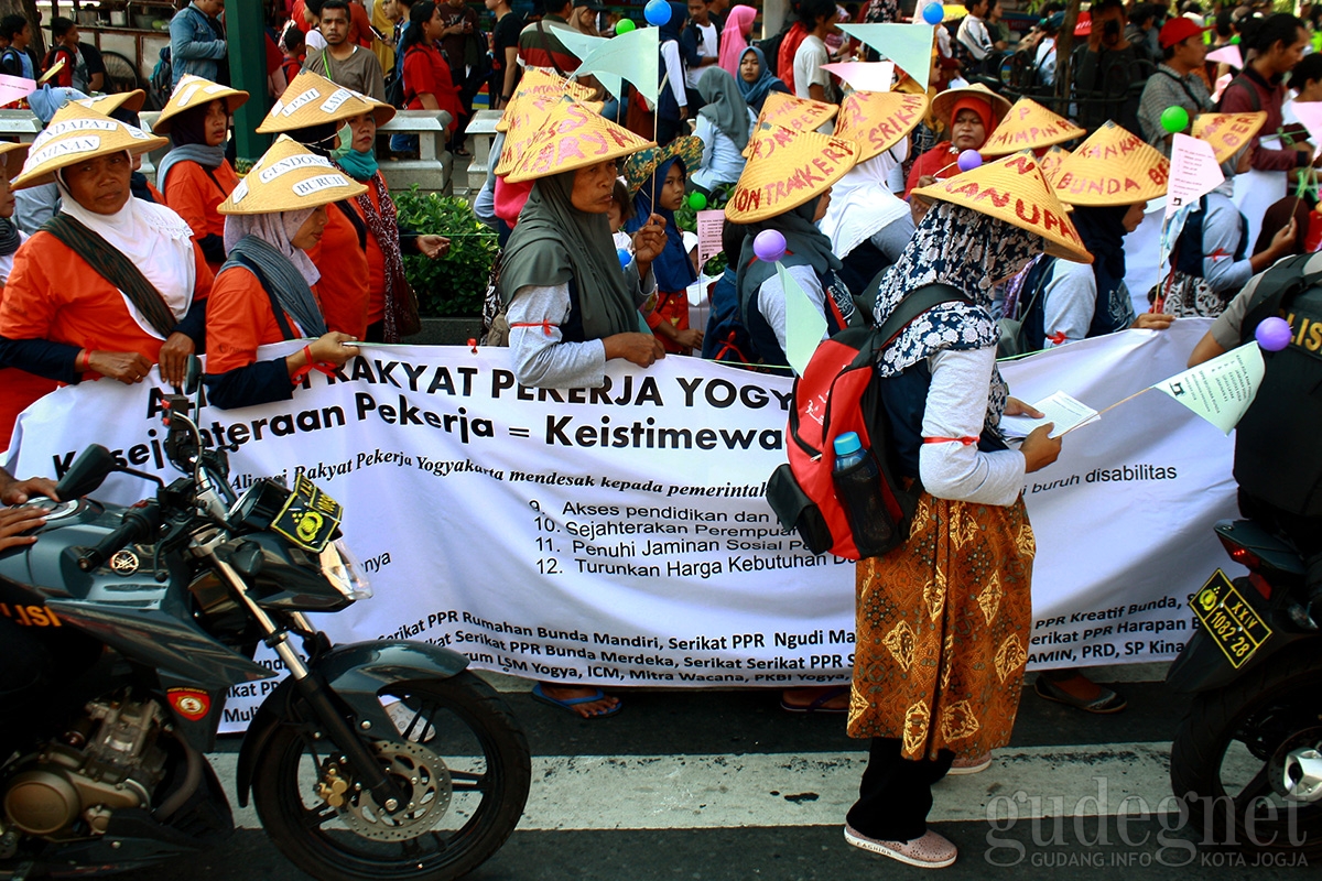 Sah....UMP Dan UMK 2019 Naik Sah....UMP Dan UMK 2019 Naik