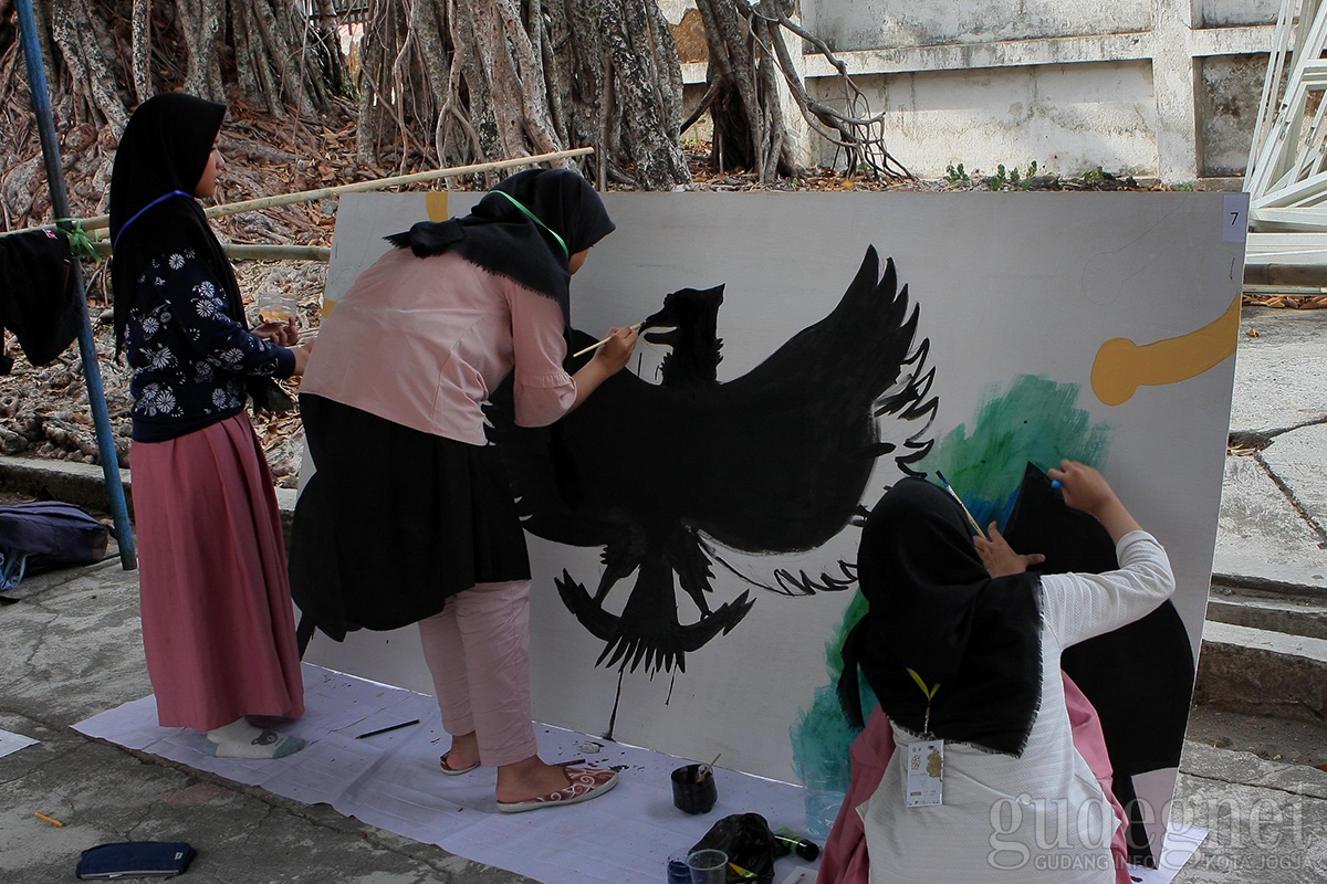 Lomba Mural Ramaikan Serufo Day UNY Lomba Mural Ramaikan Serufo Day UNY