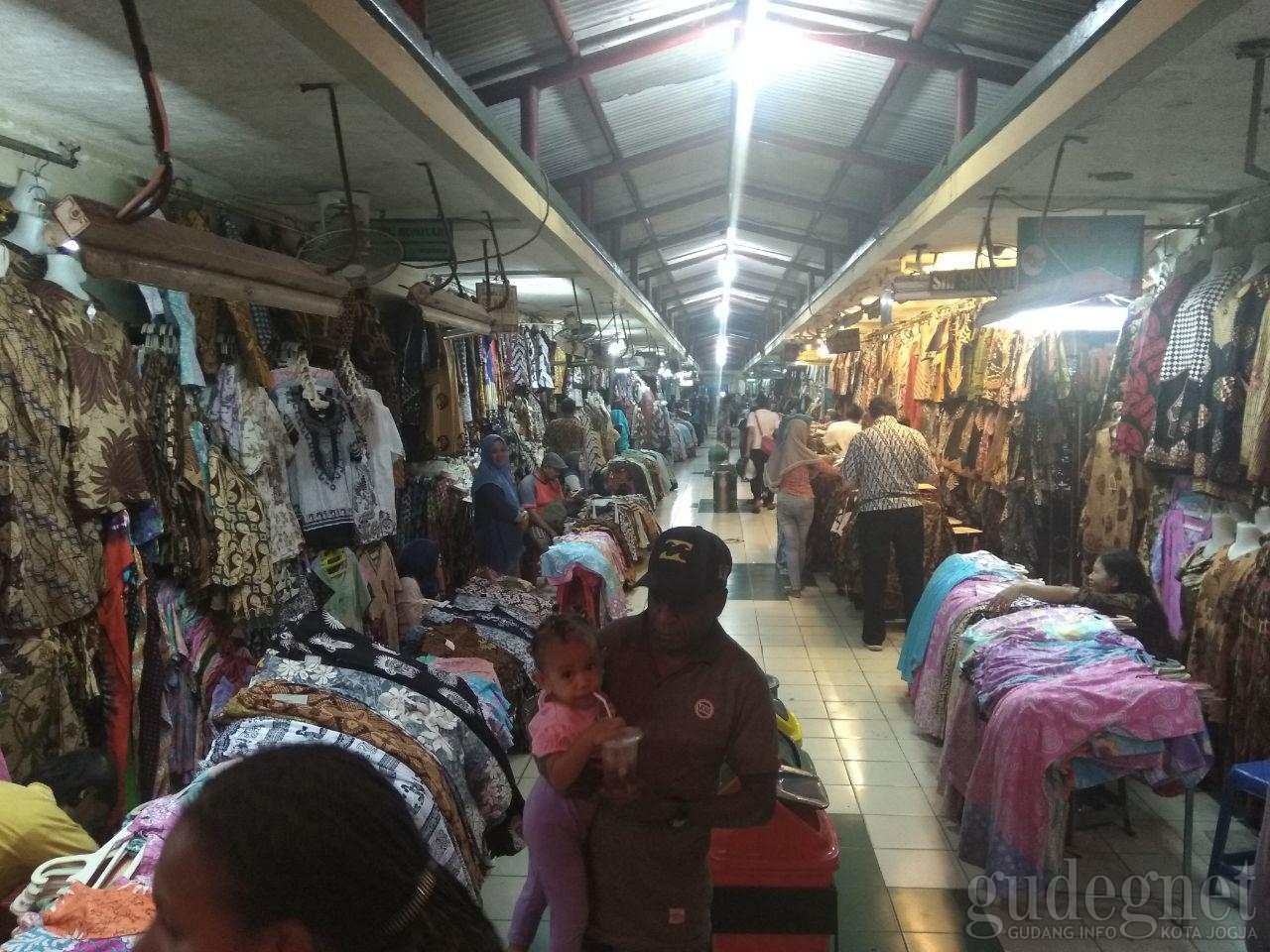 Pasar Beringharjo Buka Hingga Malam, Beri Dampak Positif Bagi Pedagang Pasar Beringharjo Buka Hingga Malam, Beri Dampak Positif Bagi Pedagang