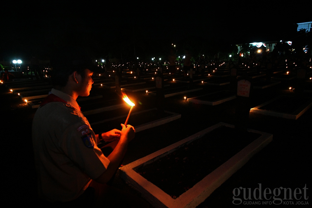 Ribuan Lilin di Malam Renungan Suci Peringatan Hari Pahlawan Ribuan Lilin di Malam Renungan Suci Peringatan Hari Pahlawan