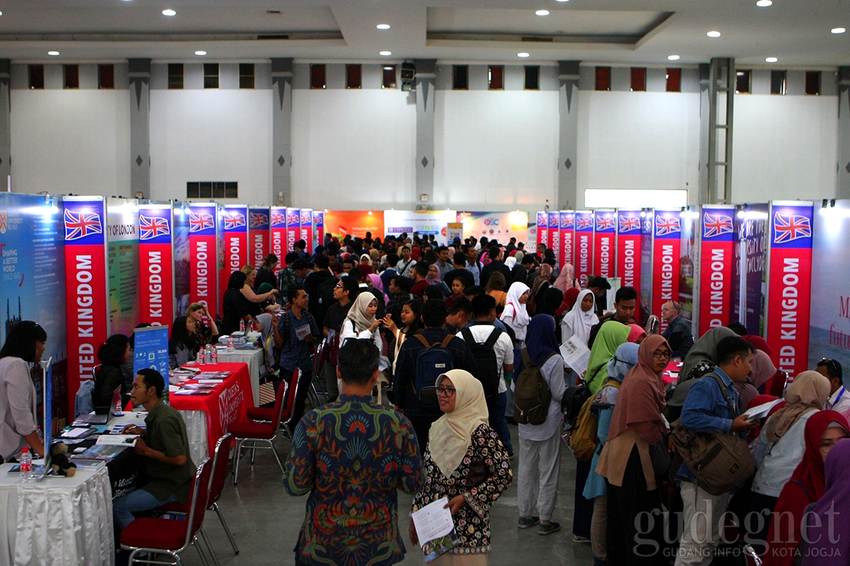 Ribuan Pelajar Padati JEC saat Pameran Universitas Uni Eropa Ribuan Pelajar Padati JEC saat Pameran Universitas Uni Eropa