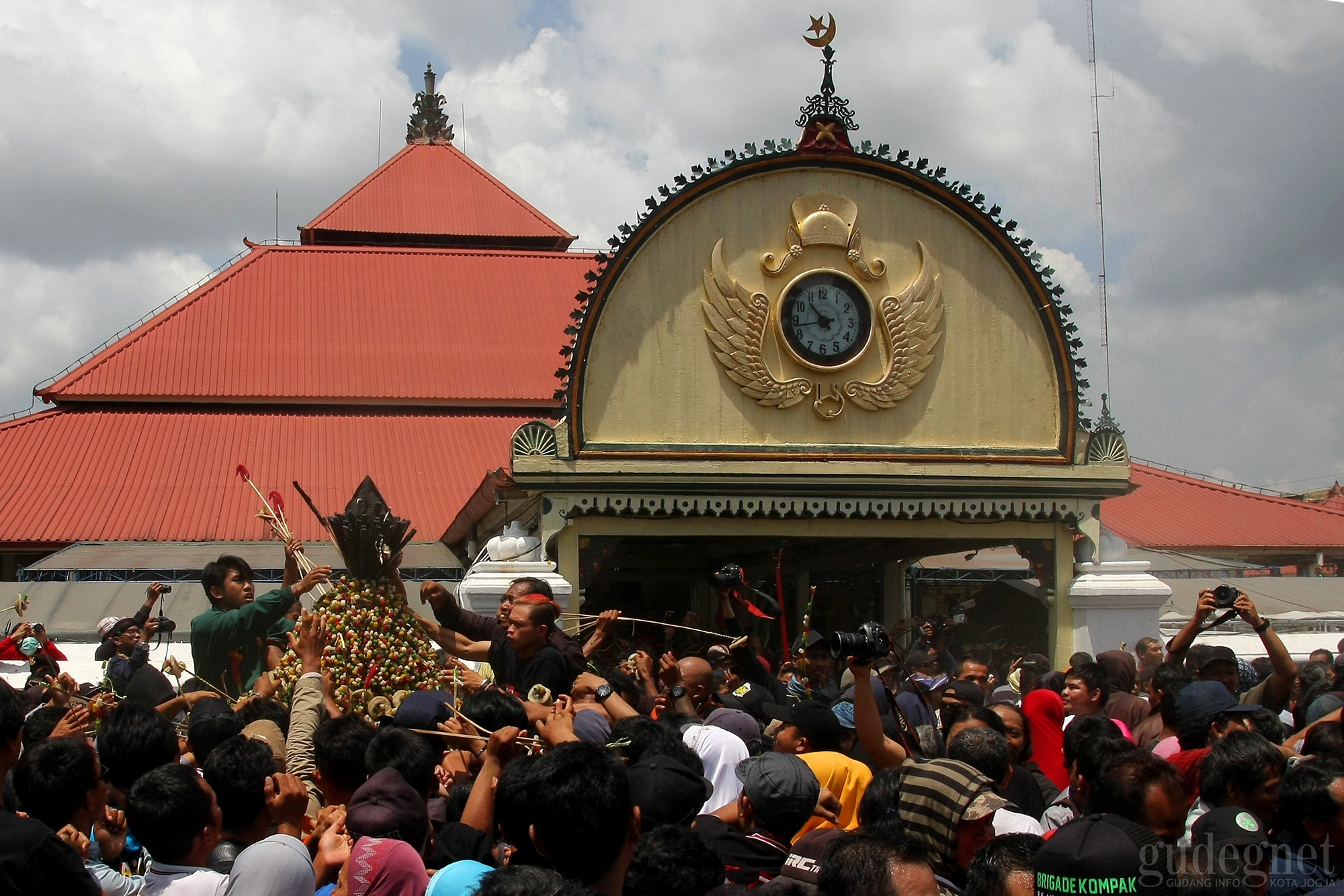 Ribuan Warga Rayah Gunungan Grebeg Maulud Ribuan Warga Rayah Gunungan Grebeg Maulud