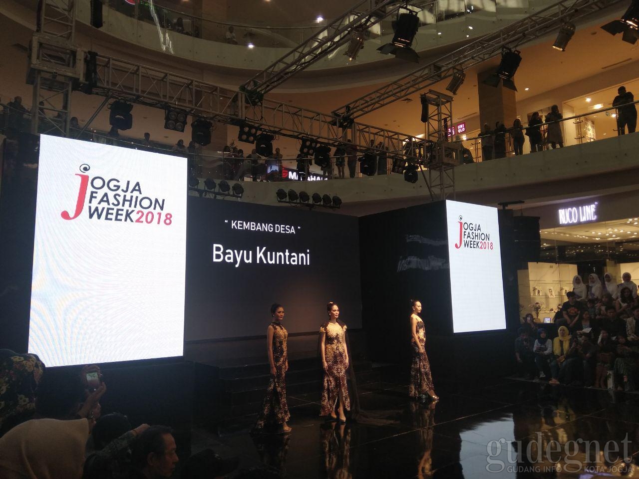 Young Designer Buka Perhelatan Jogja Fashion Week 2018 Young Designer Buka Perhelatan Jogja Fashion Week 2018