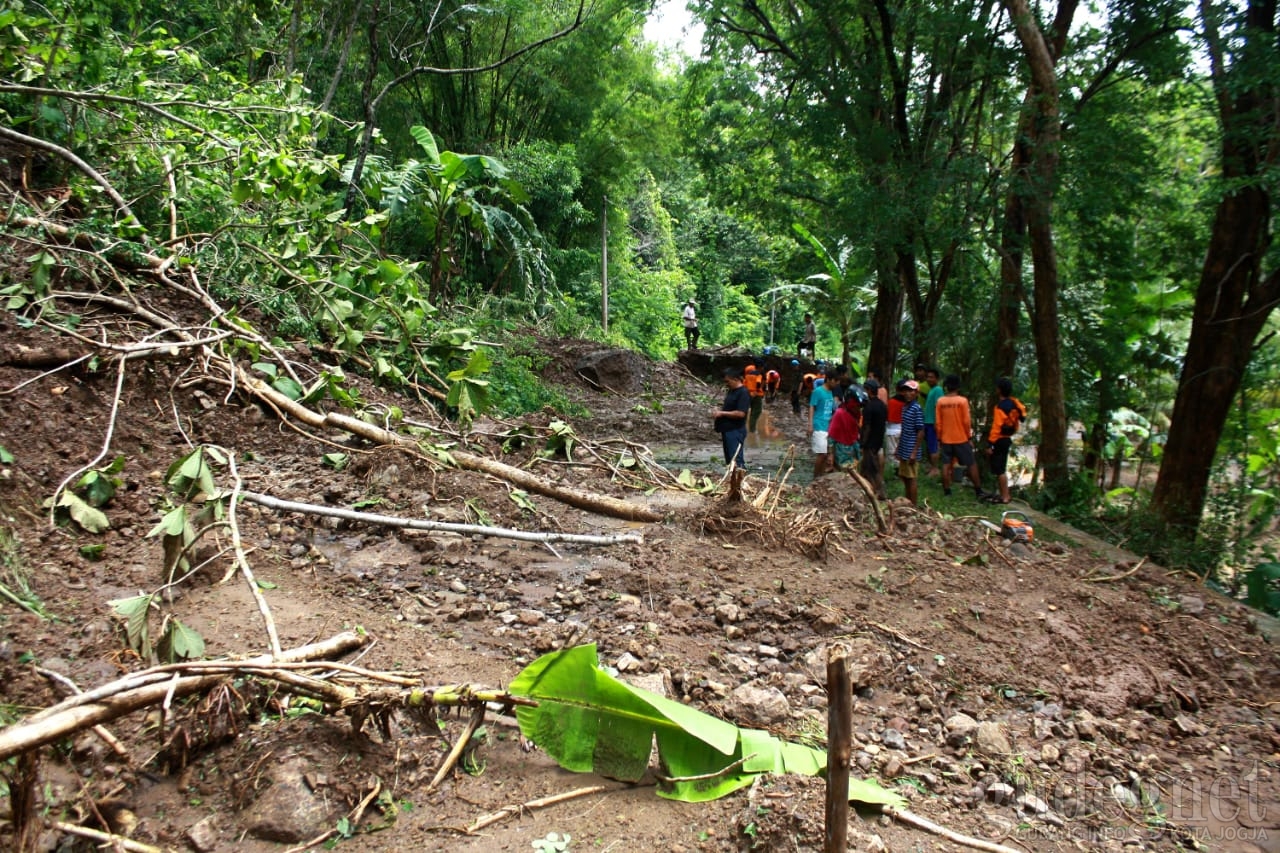 Awas Longsor, Waspadai Potensi Gerakan Tanah DIY Ini Awas Longsor, Waspadai Potensi Gerakan Tanah DIY Ini
