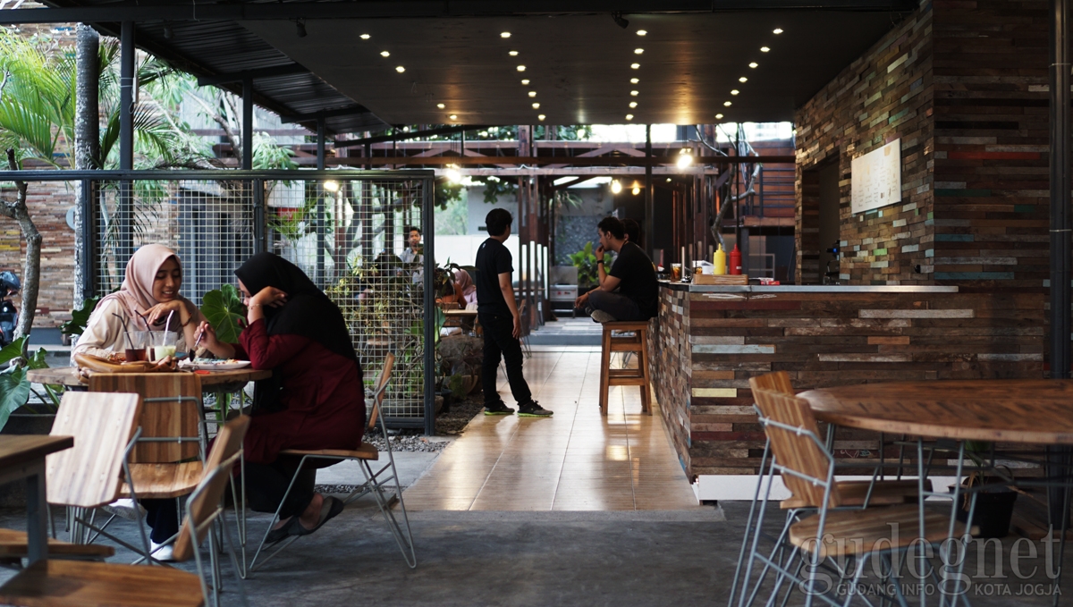 Dari Area Serbaguna Hingga Ruang Kelas di Habitat Kafe Dari Area Serbaguna Hingga Ruang Kelas di Habitat Kafe