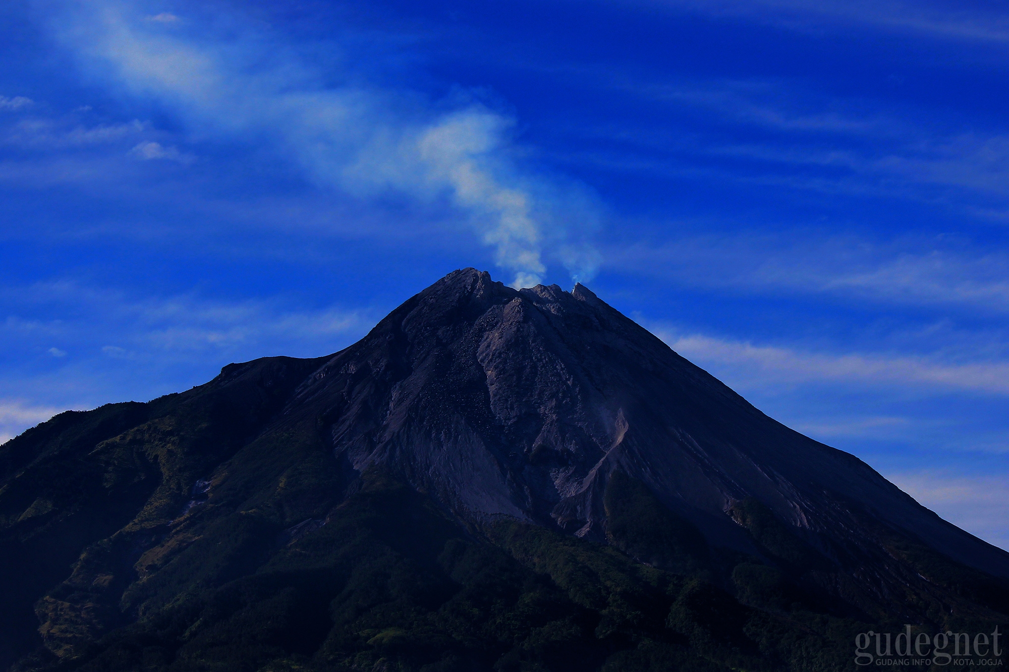 Terjadi Kembali Guguran Lava Tadi Malam, Merapi Tetap Aman Terjadi Kembali Guguran Lava Tadi Malam, Merapi Tetap Aman