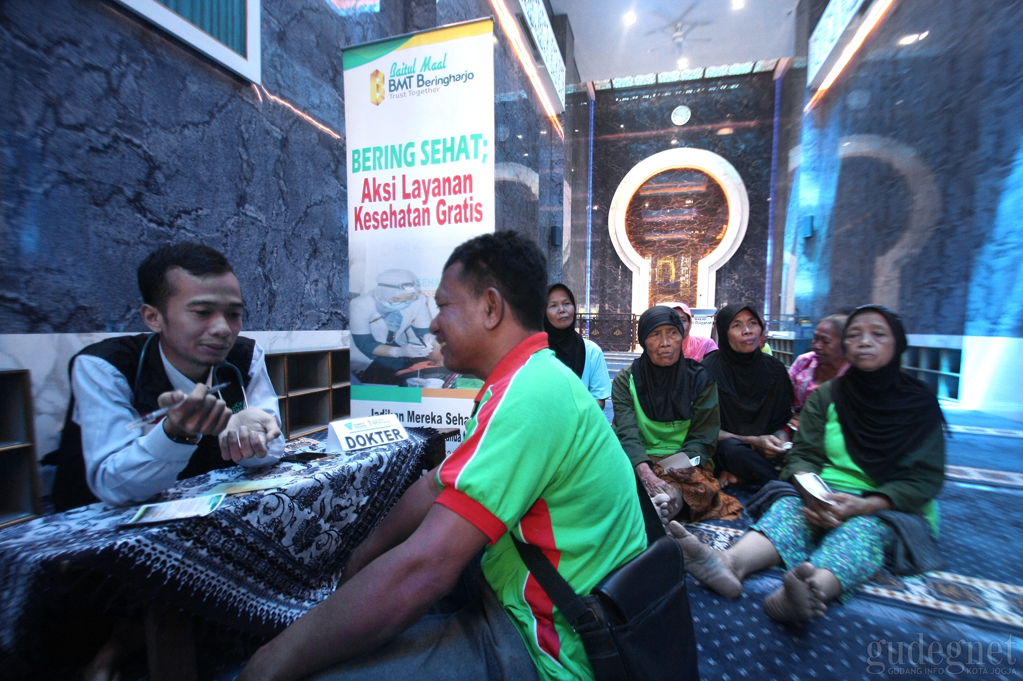 Cek Kesehatan Gratis untuk Buruh Gendong dan Tukang Becak Cek Kesehatan Gratis untuk Buruh Gendong dan Tukang Becak