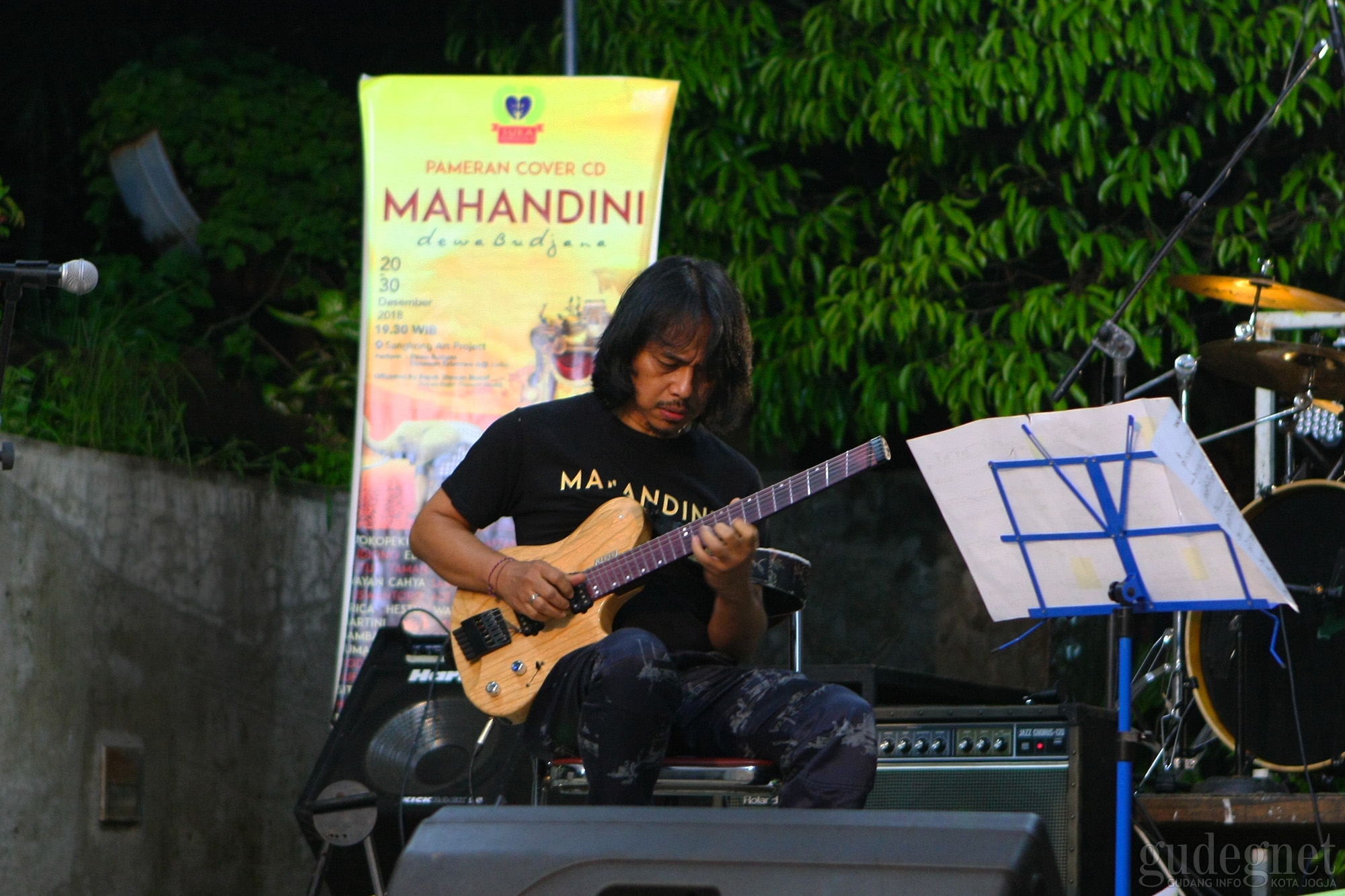 55 Perupa Merespon Sampul 'Mahandini' Budjana 55 Perupa Merespon Sampul 'Mahandini' Budjana