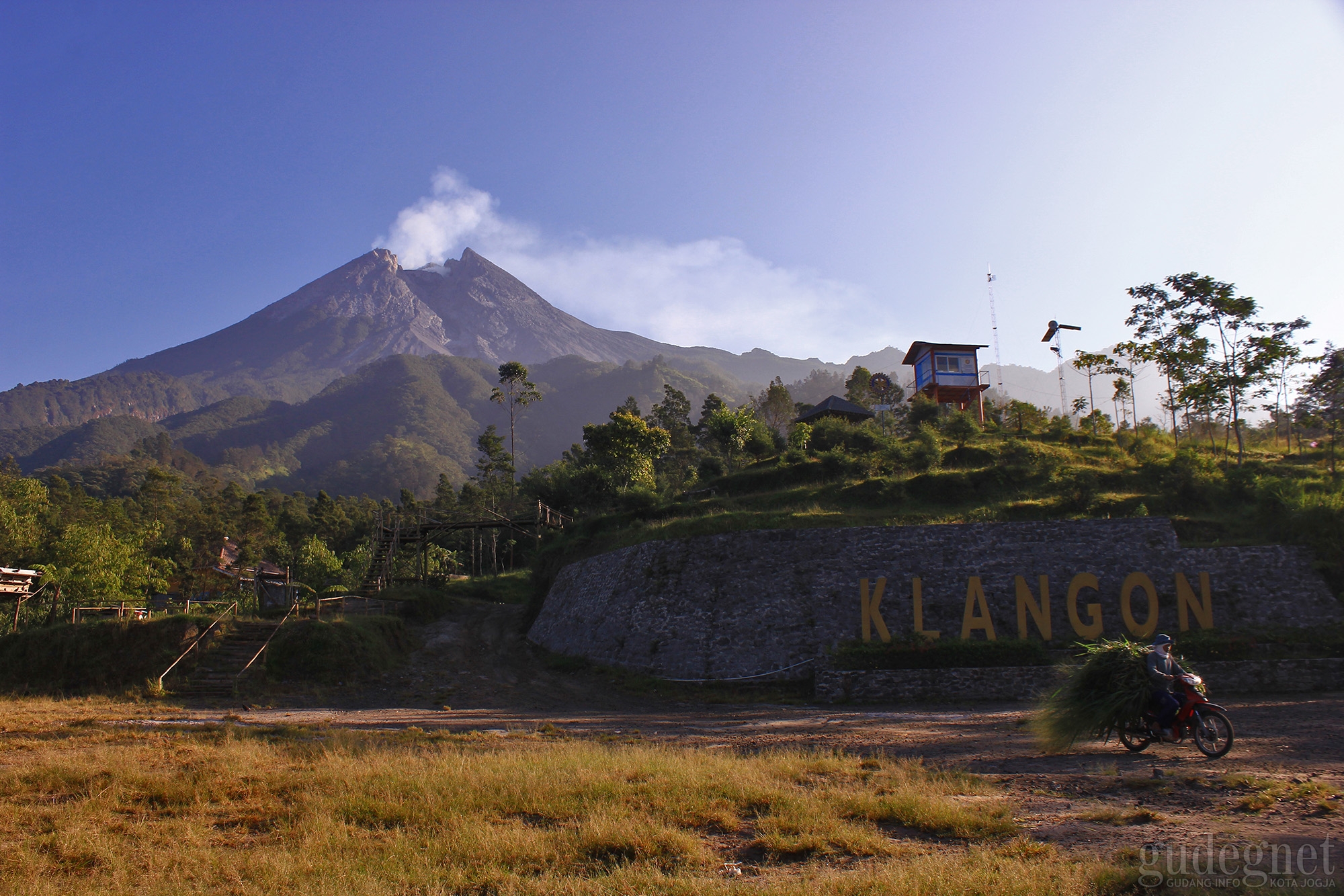 Jum'at Malam Merapi Luncurkan Guguran Lava Sejauh 1,2 Km Jum'at Malam Merapi Luncurkan Guguran Lava Sejauh 1,2 Km