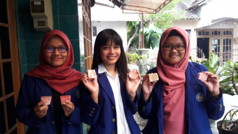 Mahasiswa UNY Membuat Sabun Herbal dari Daun Petai Cina Mahasiswa UNY Membuat Sabun Herbal dari Daun Petai Cina