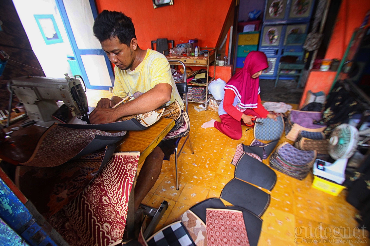 Pengrajin Dompet Keparakan Banjir Order untuk Suvenir Kampanye Pengrajin Dompet Keparakan Banjir Order untuk Suvenir Kampanye