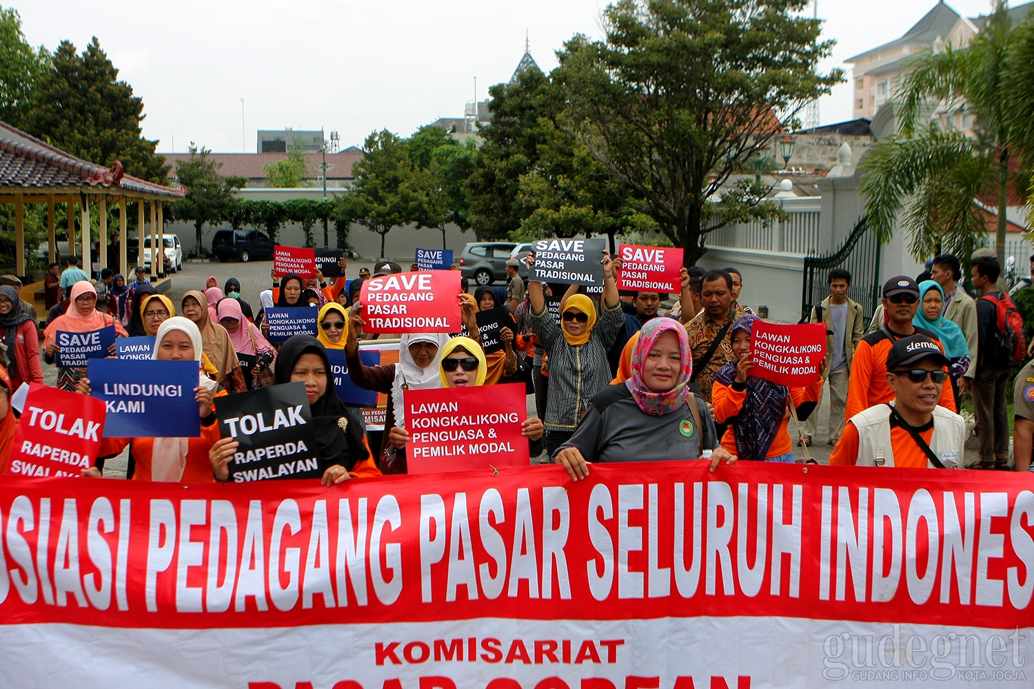 Pedagang Pasar Tradisional Sleman Datangi Kantor Gubernur DIY Tolak Perda Swalayan Pedagang Pasar Tradisional Sleman Datangi Kantor Gubernur DIY Tolak Perda Swalayan
