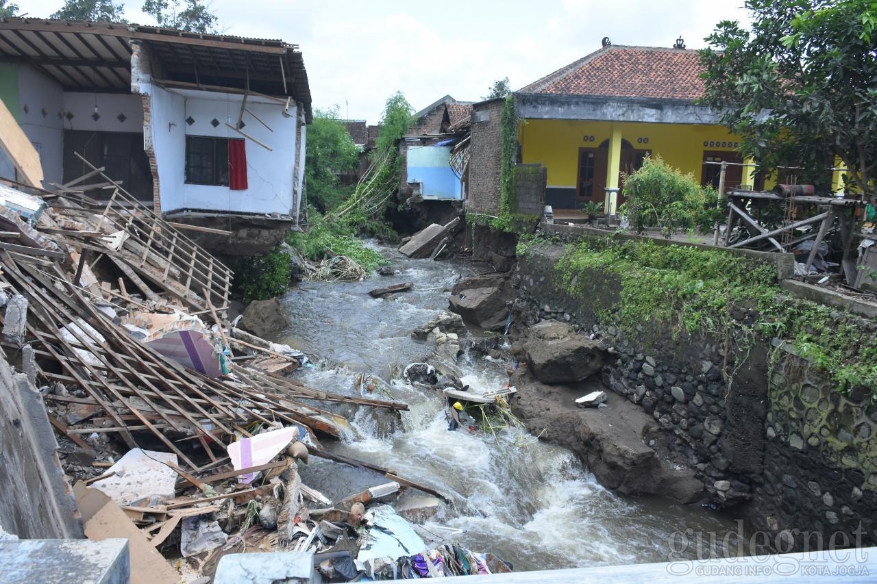 Cuaca Ekstrem, Satu Rumah di Kalasan Tergerus Abrasi Sungai Cuaca Ekstrem, Satu Rumah di Kalasan Tergerus Abrasi Sungai