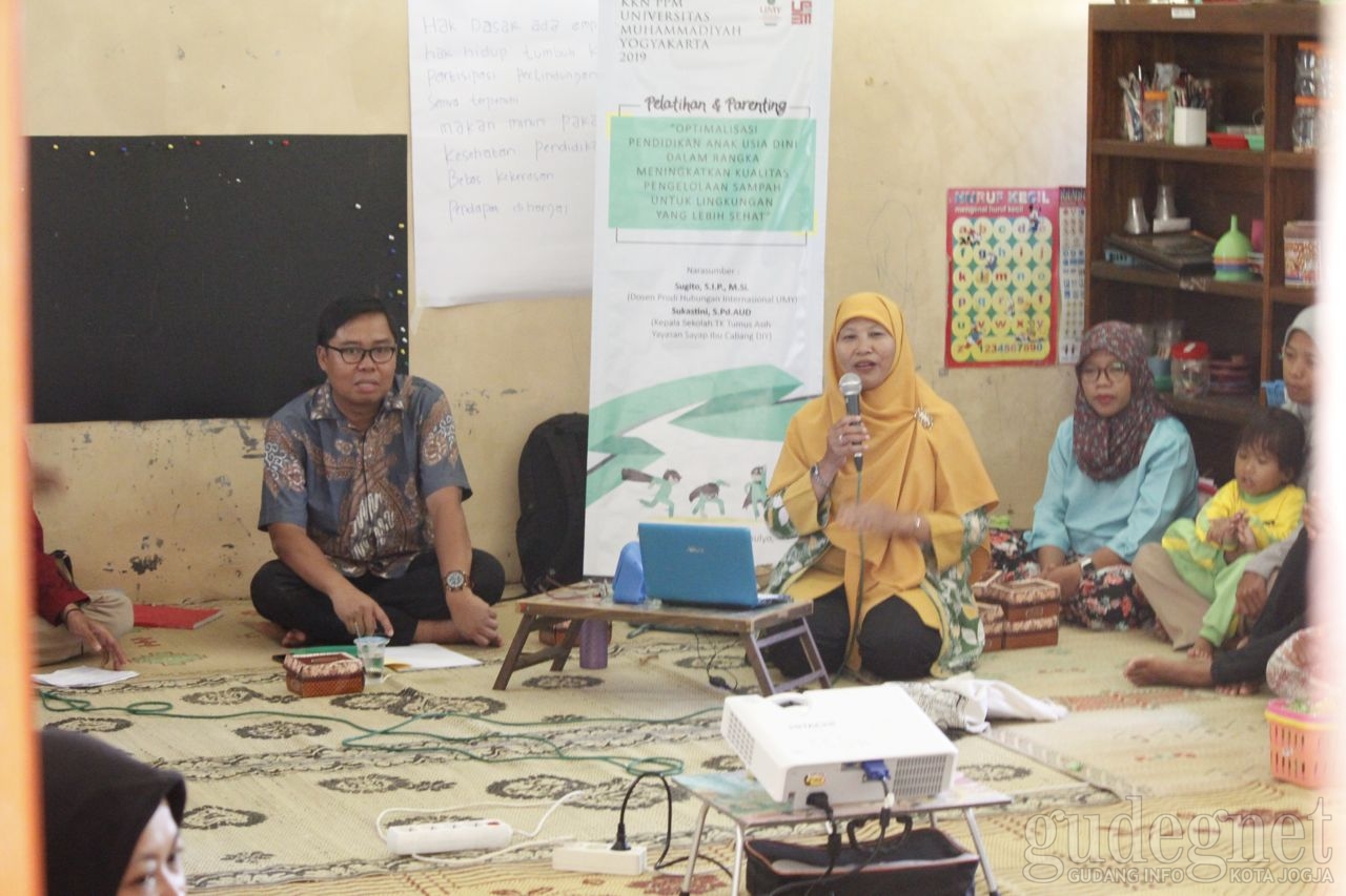KKN PPM UMY Beri Pelatihan Pengelolaan Sampah untuk Anak KKN PPM UMY Beri Pelatihan Pengelolaan Sampah untuk Anak