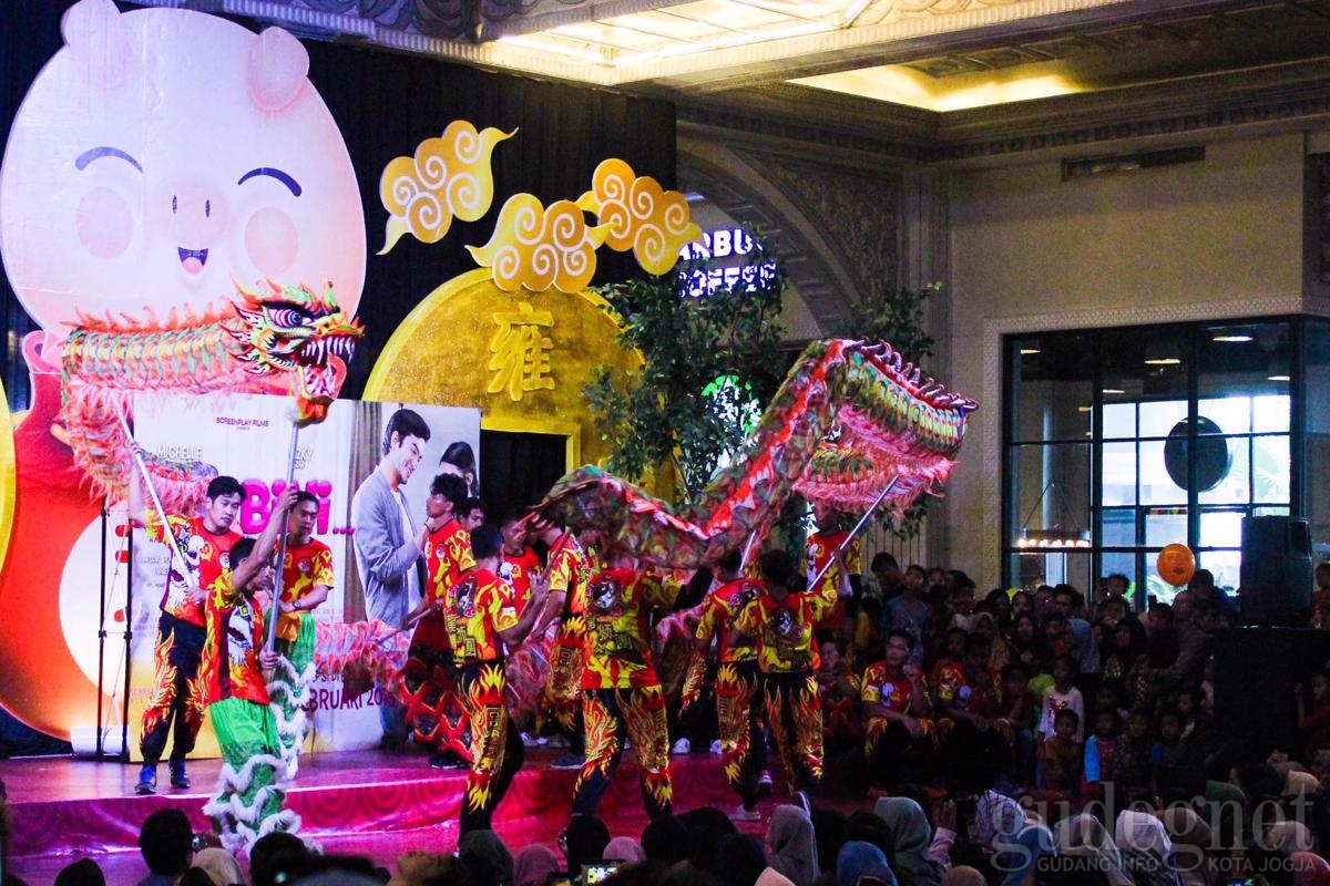 Liong dan Barongsai Meriahkan Imlek di JCM Liong dan Barongsai Meriahkan Imlek di JCM