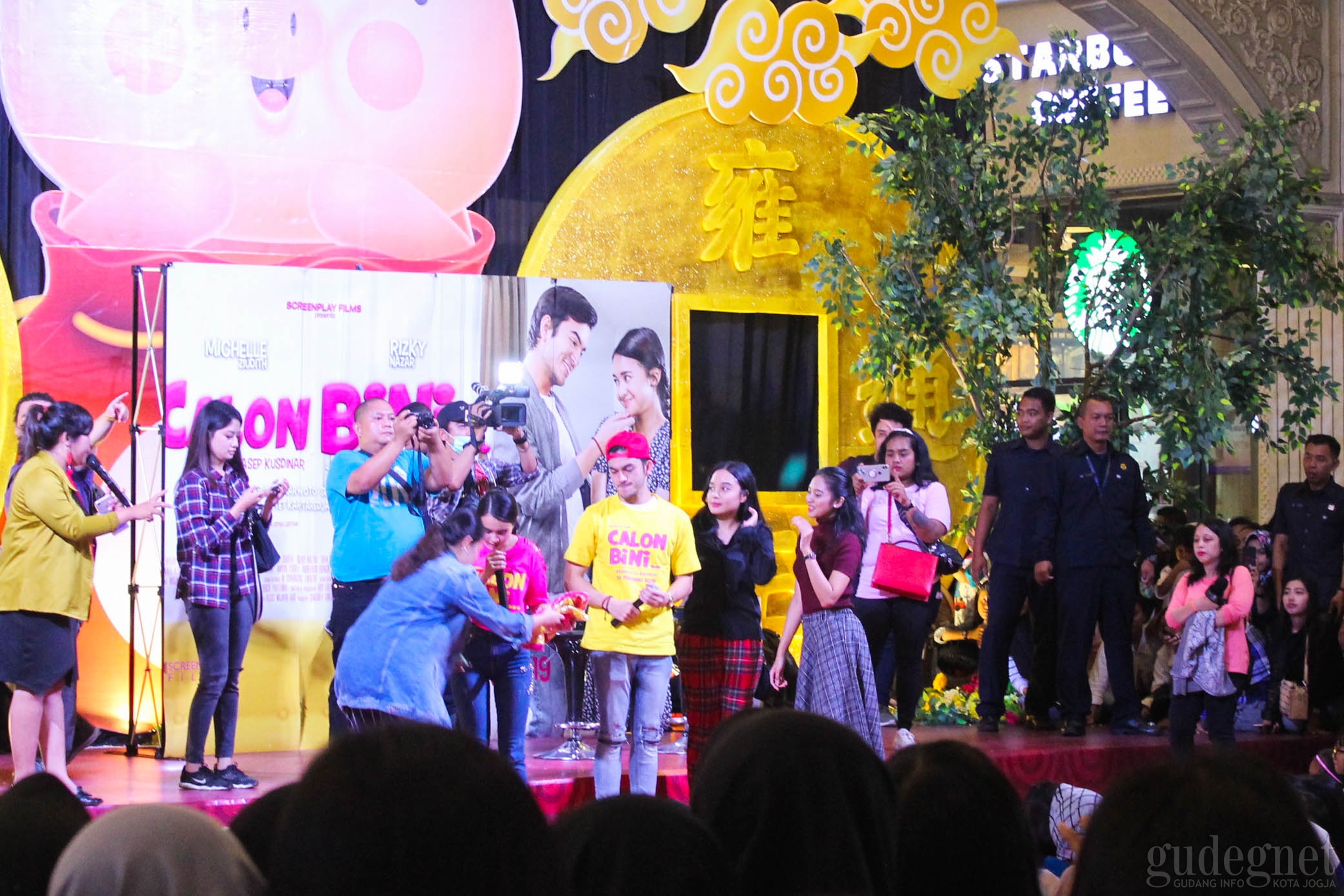 Pemeran Film "Calon Bini" Sapa Penggemar Jogja Pemeran Film "Calon Bini" Sapa Penggemar Jogja