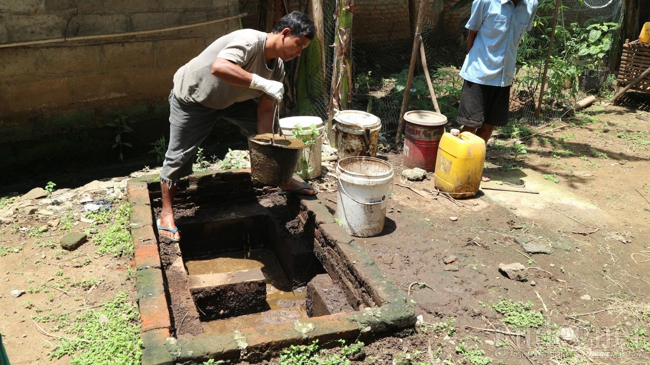 Joko Nugroho Dampingi Warga Manfaatkan Kotoran Sapi untuk Memasak Joko Nugroho Dampingi Warga Manfaatkan Kotoran Sapi untuk Memasak