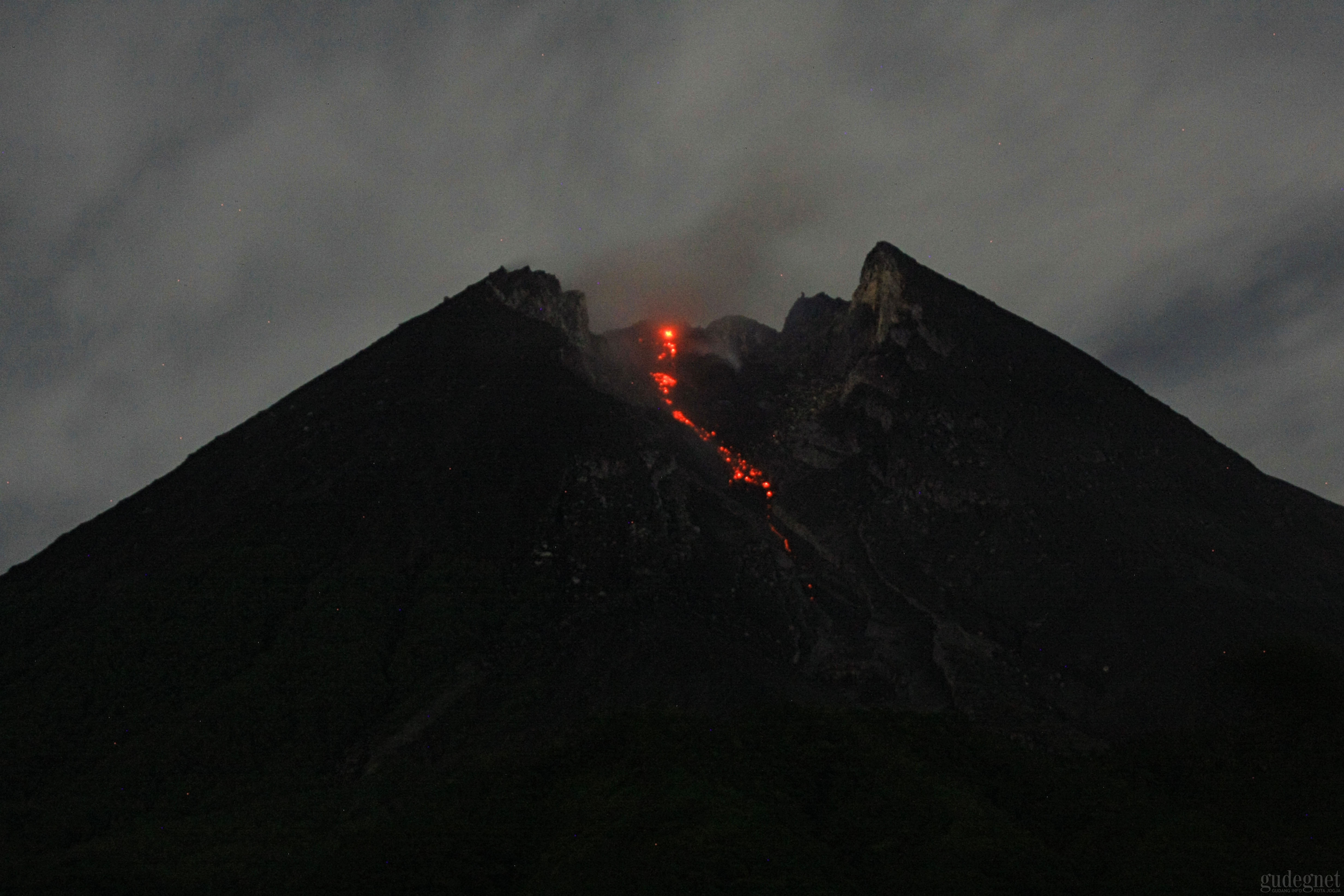 Merapi Kembali Luncurkan Awan Panas Senin Pagi Merapi Kembali Luncurkan Awan Panas Senin Pagi