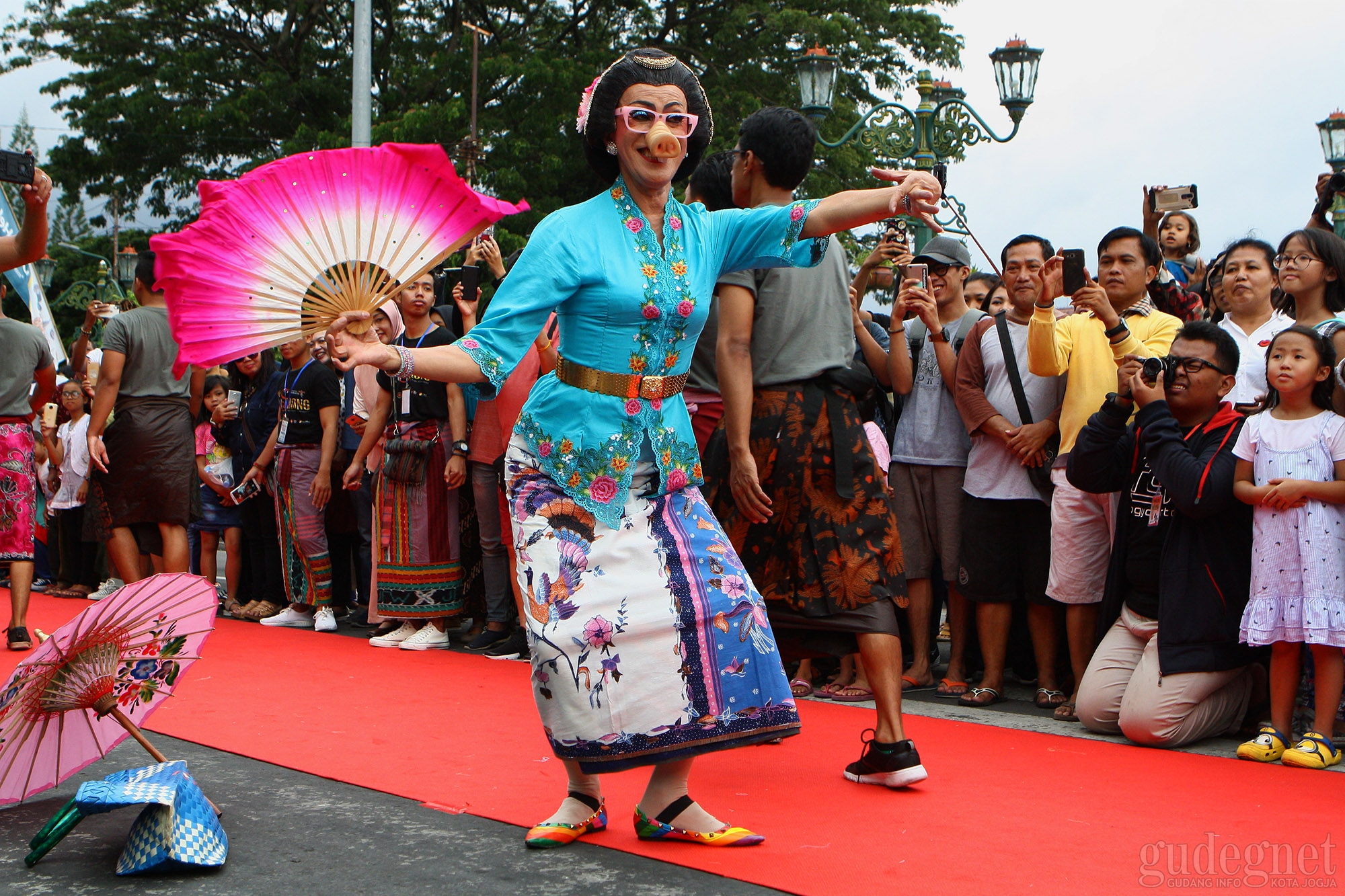 500 Model Berlenggok di Malioboro Fashion Show 1000 Sarong 500 Model Berlenggok di Malioboro Fashion Show 1000 Sarong