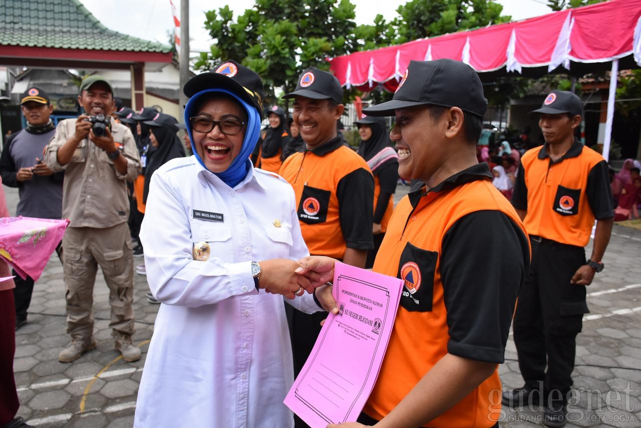 Wabup Sleman Kukuhkan SD Rejodani Jadi Sekolah Siaga Bencana Wabup Sleman Kukuhkan SD Rejodani Jadi Sekolah Siaga Bencana
