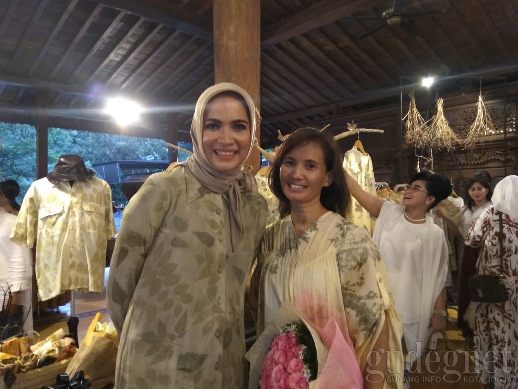 Usung Teknik Ecoprint, Mara & Sisca Ajak Cintai Alam Lewat Busana Usung Teknik Ecoprint, Mara & Sisca Ajak Cintai Alam Lewat Busana