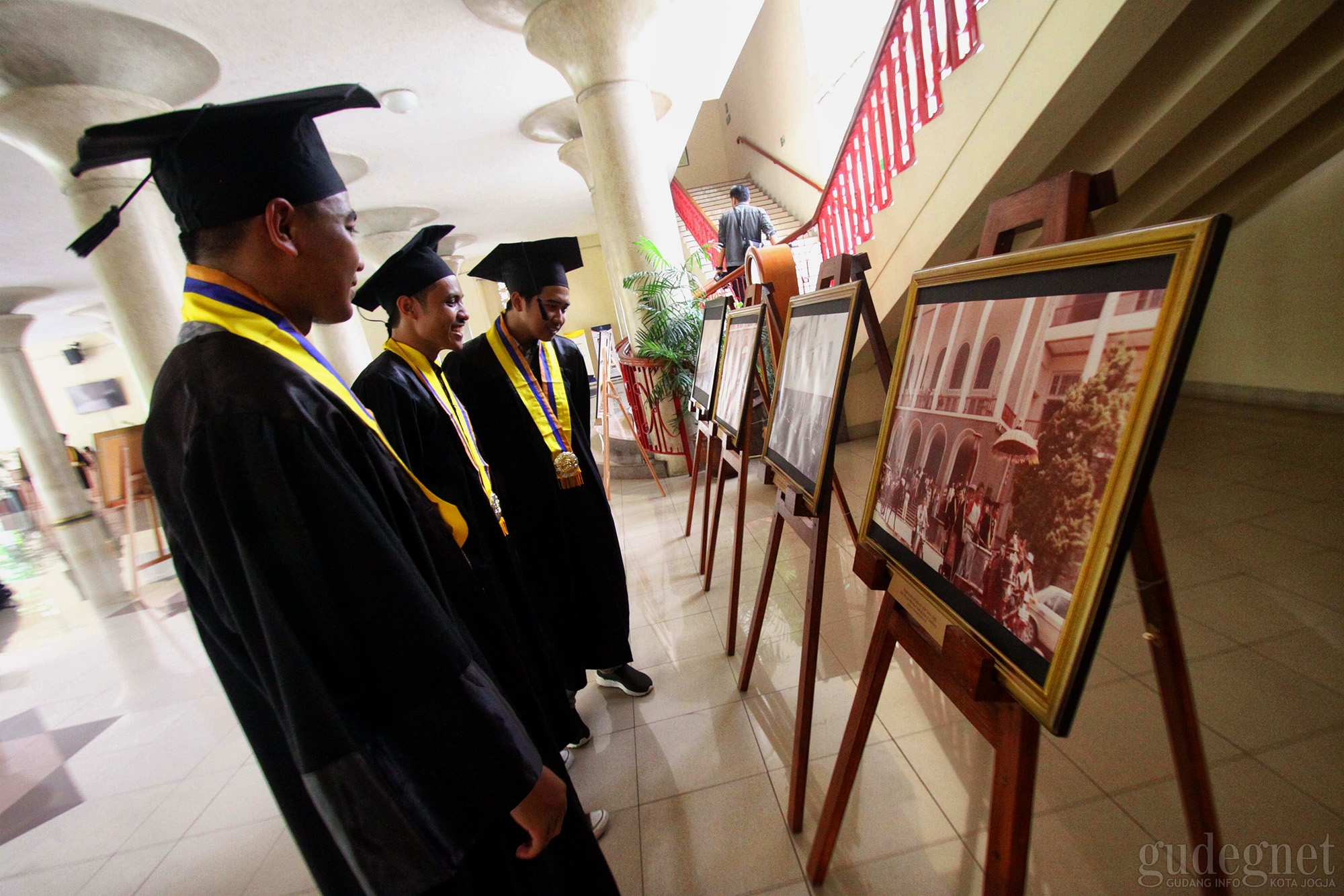 UGM Gelar Pameran Arsip Foto Wisuda dari Masa ke Masa UGM Gelar Pameran Arsip Foto Wisuda dari Masa ke Masa