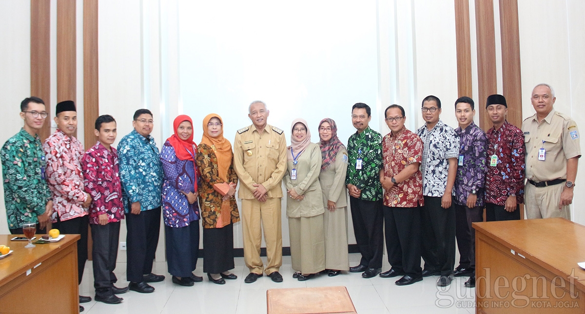 11 Guru Diberangkatkan Studi Banding ke Luar Negeri 11 Guru Diberangkatkan Studi Banding ke Luar Negeri