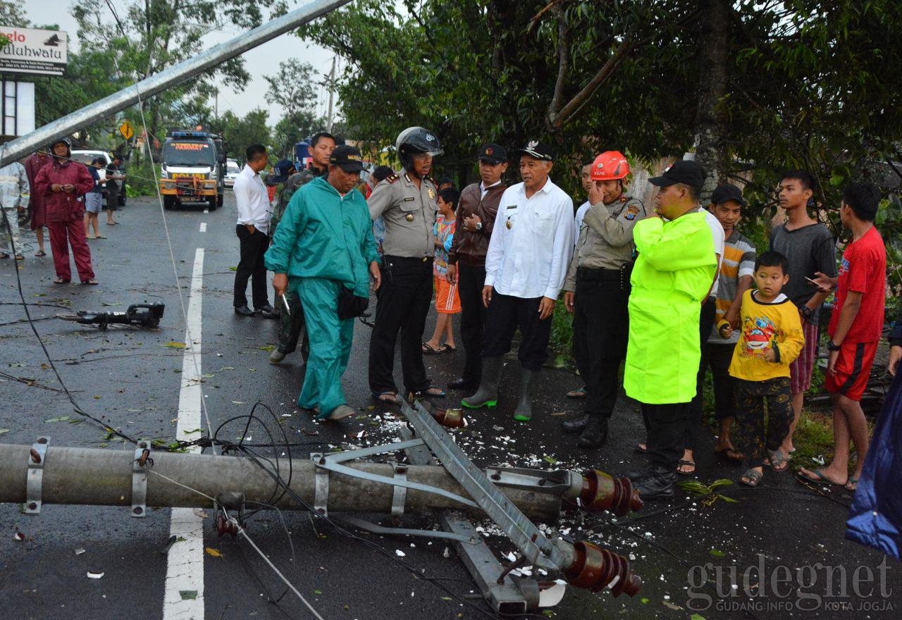 Sleman Porak Poranda di 228 Titik, Bupati Tinjau Kerusakan Sleman Porak Poranda di 228 Titik, Bupati Tinjau Kerusakan