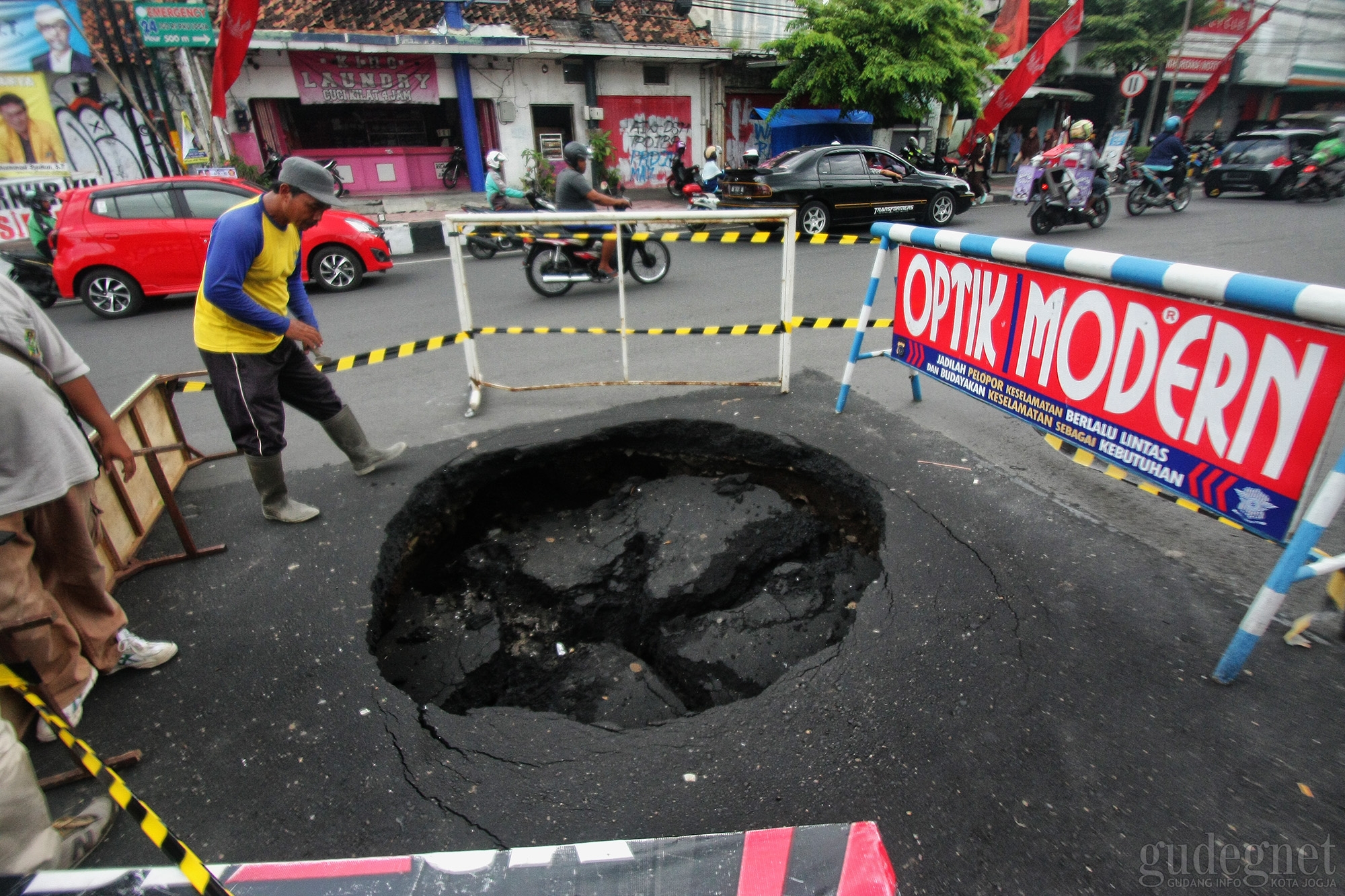 Jalan Amblas di Depan Terminal Ngabean, Hati-hati Melintas Jalan Amblas di Depan Terminal Ngabean, Hati-hati Melintas