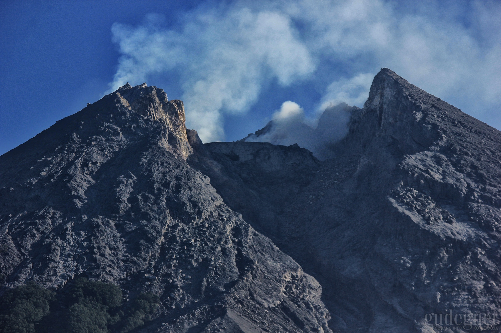 Merapi Keluarkan Awan Panas Guguran Sebanyak 2 Kali Merapi Keluarkan Awan Panas Guguran Sebanyak 2 Kali