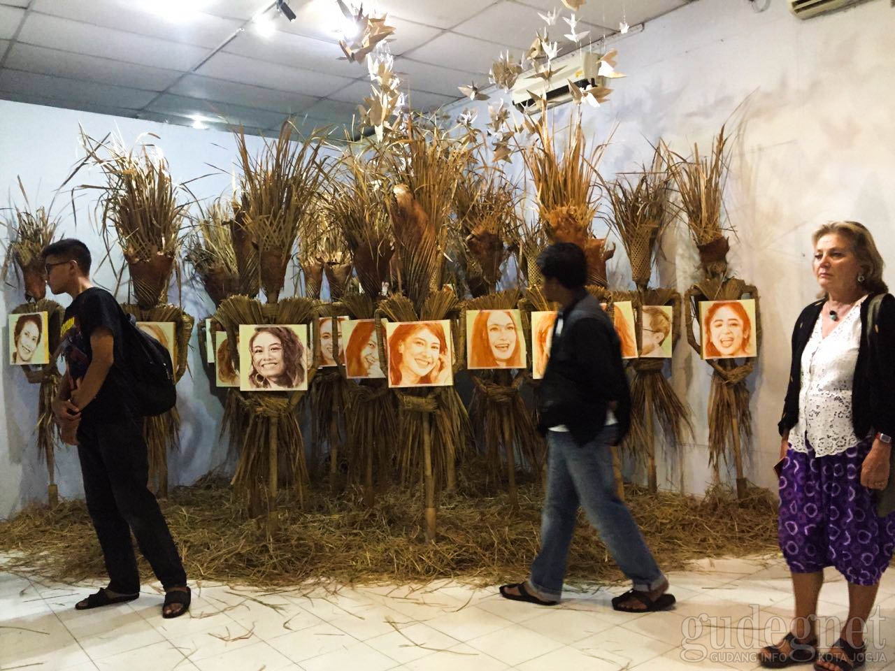 Pameran 'Memedi Sawah' Hadirkan Wajah-wajah Tertawa Pameran 'Memedi Sawah' Hadirkan Wajah-wajah Tertawa