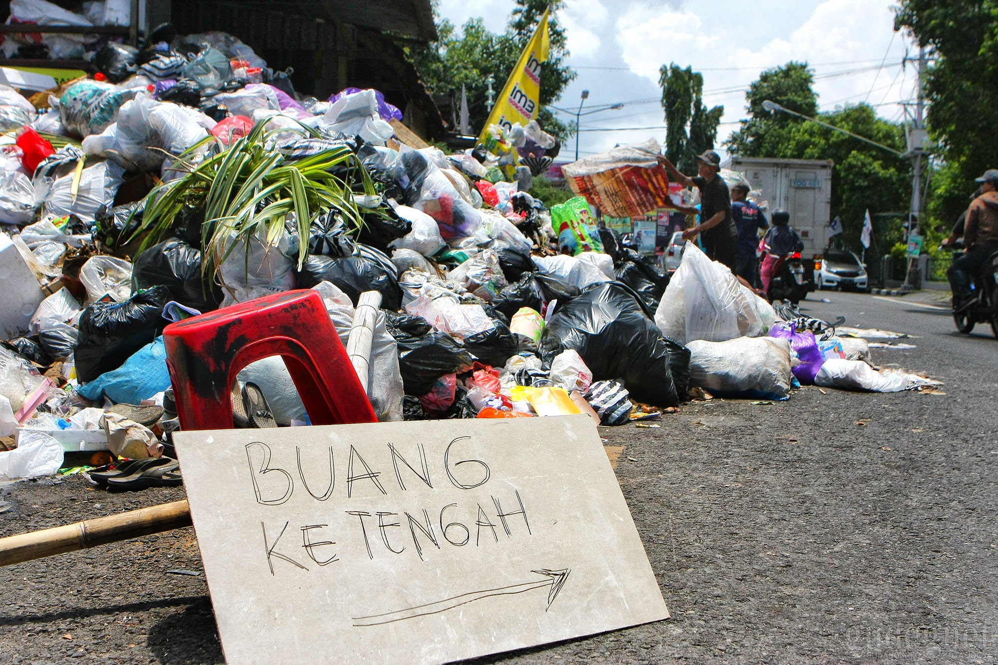 TPST Piyungan Tutup, Sampah Menumpuk di Sejumlah Titik Kota Yogyakarta TPST Piyungan Tutup, Sampah Menumpuk di Sejumlah Titik Kota Yogyakarta