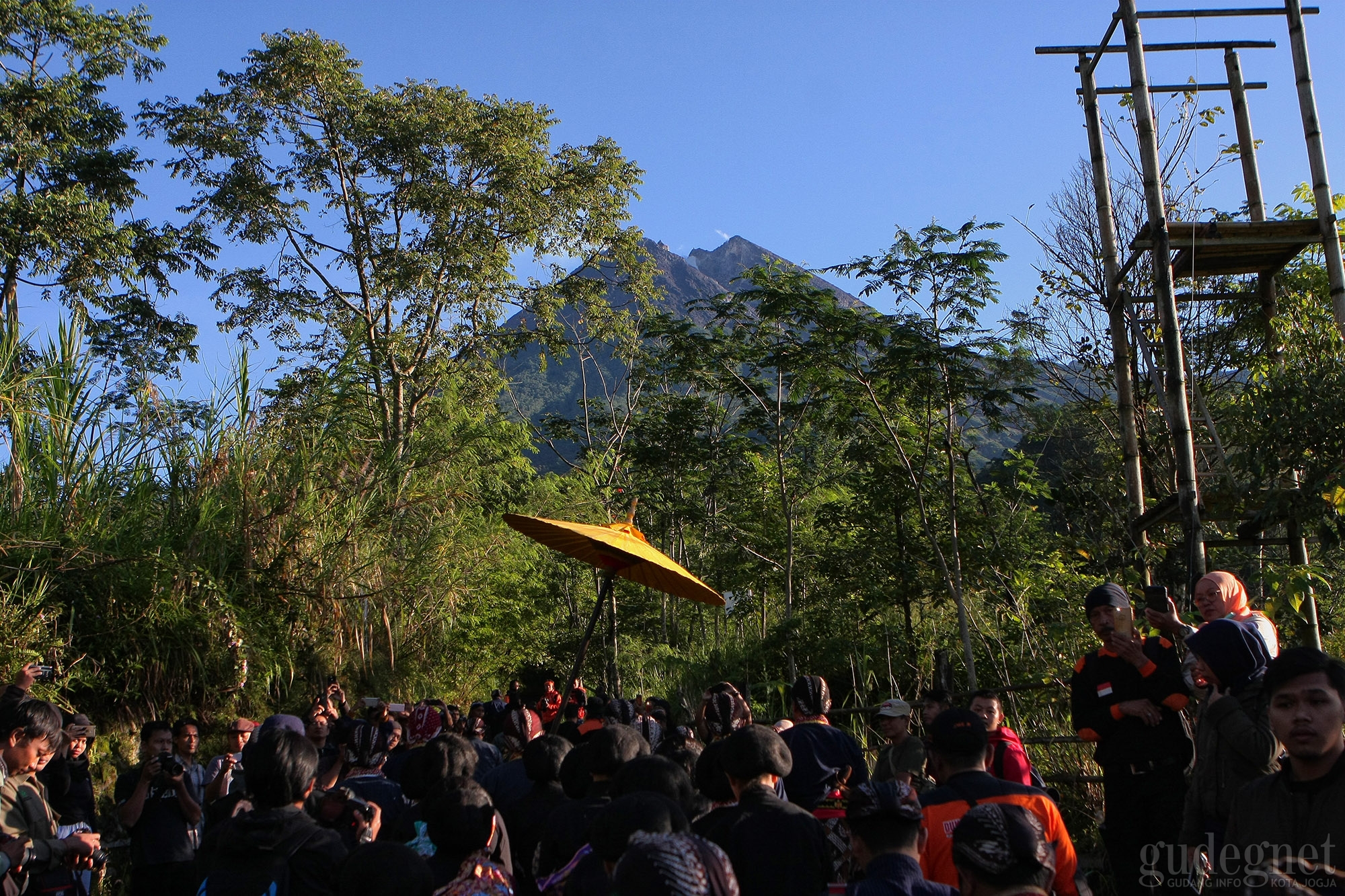 Ratusan Warga Ikuti Prosesi Labuhan Merapi Ratusan Warga Ikuti Prosesi Labuhan Merapi