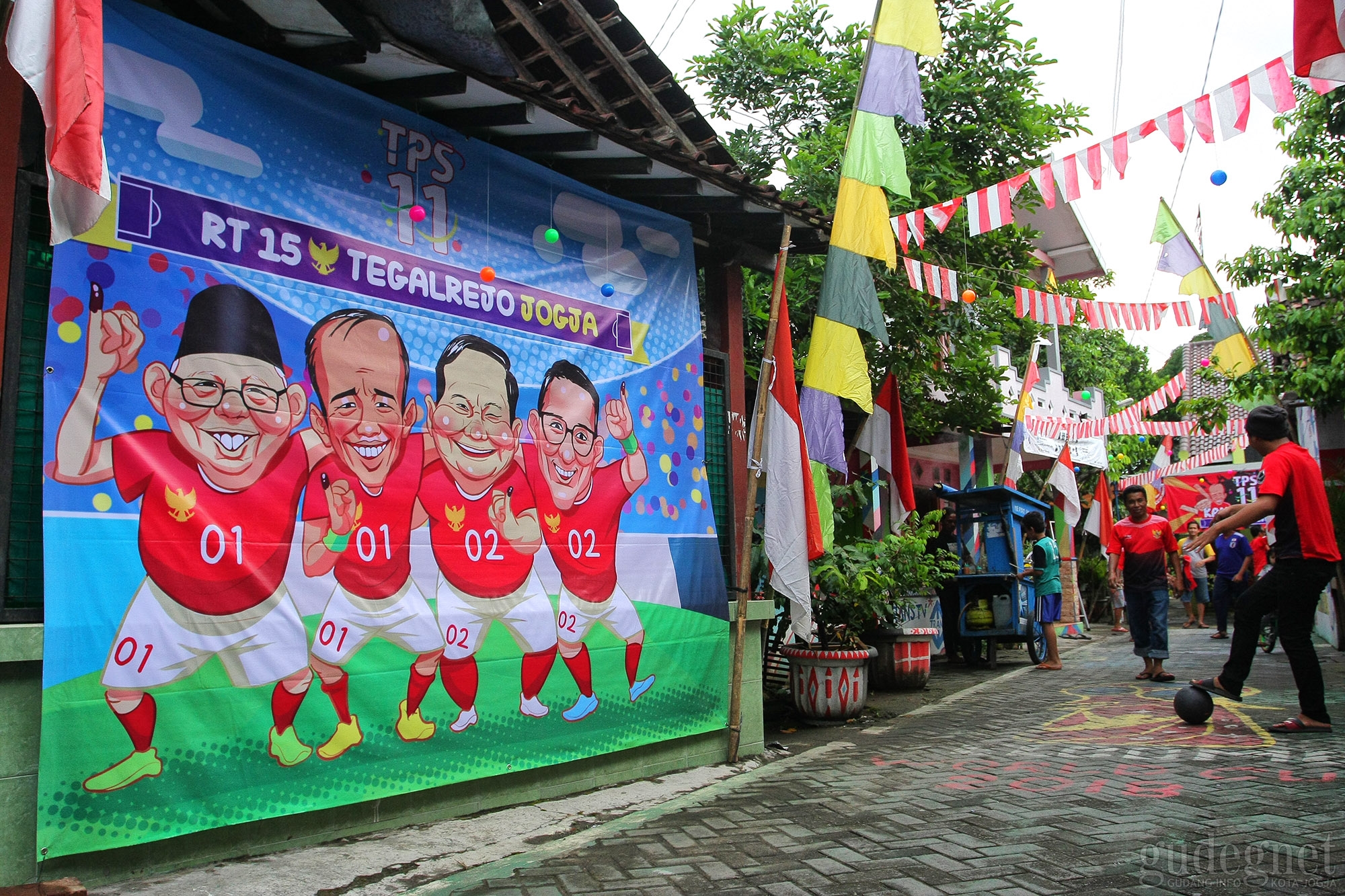 Karikatur Capres Cawapres Semarakkan TPS 11 Kampung Bola Tegalrejo Karikatur Capres Cawapres Semarakkan TPS 11 Kampung Bola Tegalrejo