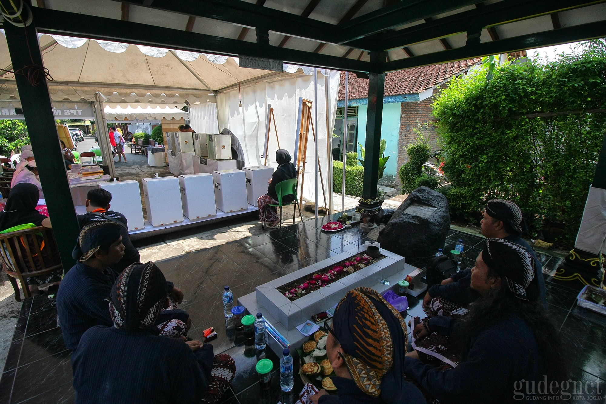 Berdiri di Sekitar Makam, TPS 14 Magersari Kental akan Budaya Jawa Berdiri di Sekitar Makam, TPS 14 Magersari Kental akan Budaya Jawa