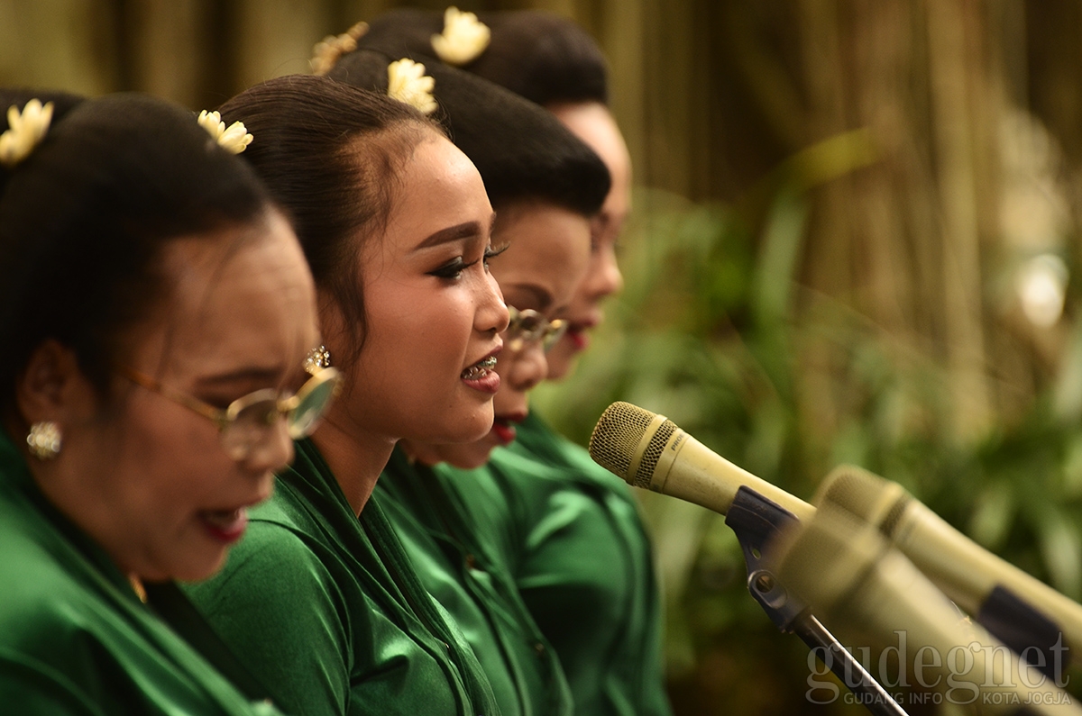 Perempuan Sleman Unjuk Kemampuan Mengrawit Perempuan Sleman Unjuk Kemampuan Mengrawit