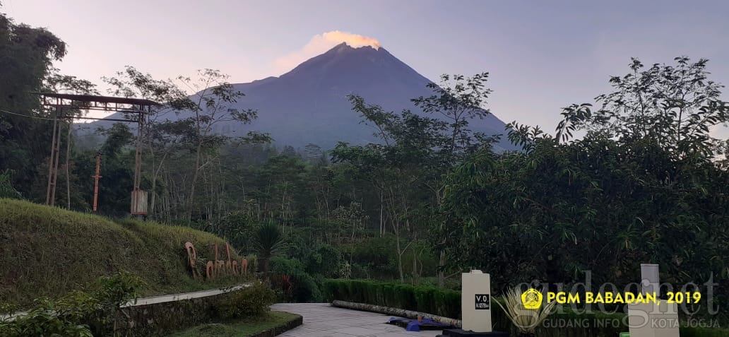 Merapi Muntahkan Empat Kali Guguran Lava Merapi Muntahkan Empat Kali Guguran Lava
