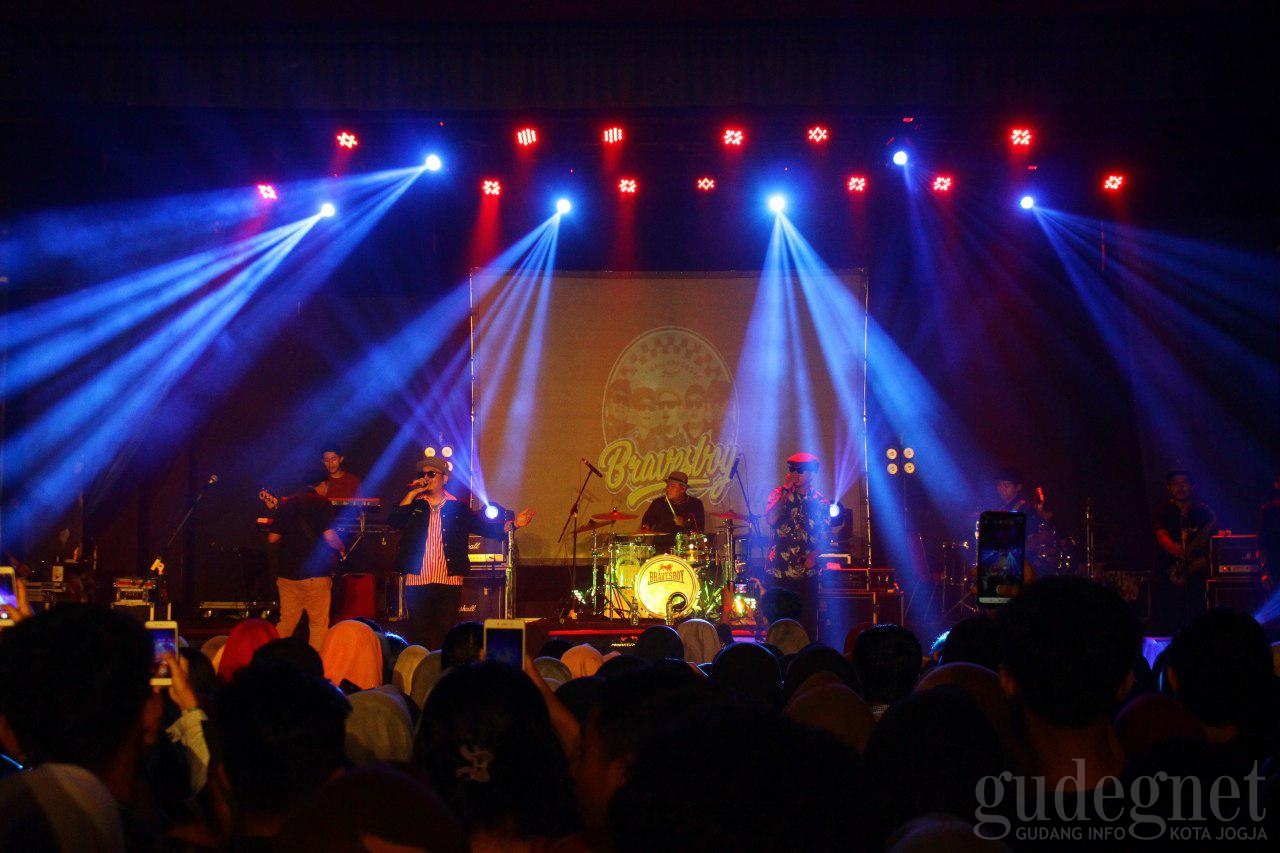 Closing Civil Festival UTY Hadirkan Bravesboy dan Fiersa Besari Closing Civil Festival UTY Hadirkan Bravesboy dan Fiersa Besari