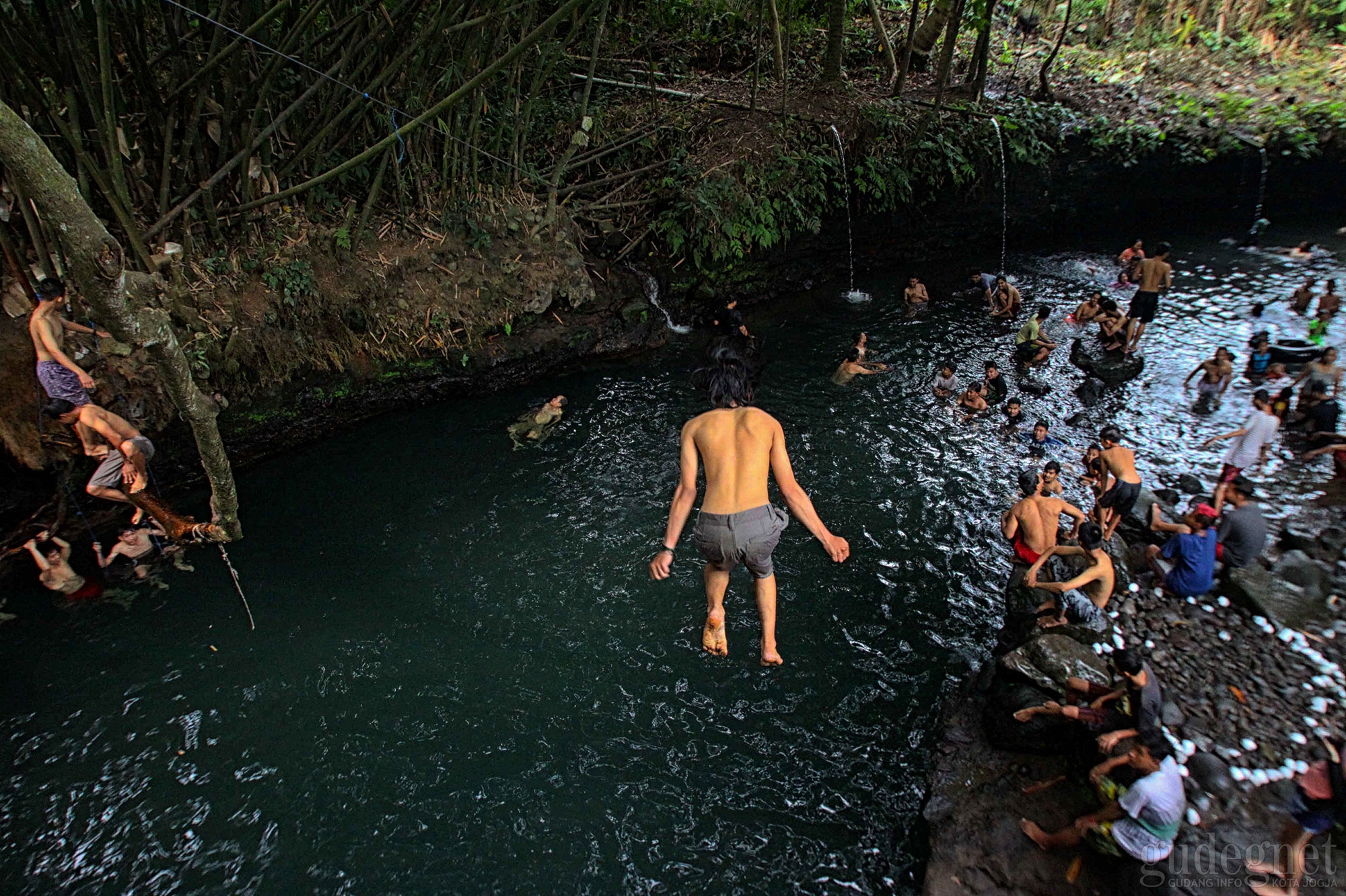 Tradisi Padusan, Ratusan Warga Padati Blue Lagoon Tradisi Padusan, Ratusan Warga Padati Blue Lagoon