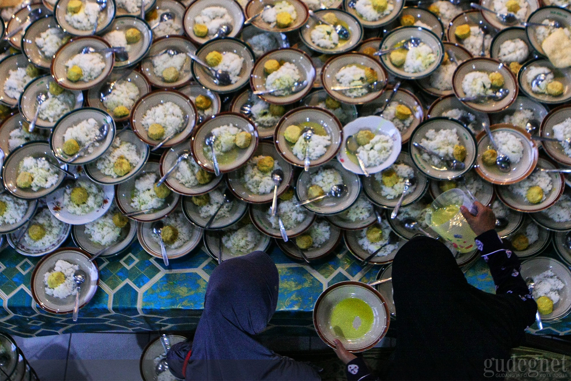 2.500 Porsi Tiap Hari Terhidang Selama Ramadan di Masjid Jogokariyan 2.500 Porsi Tiap Hari Terhidang Selama Ramadan di Masjid Jogokariyan