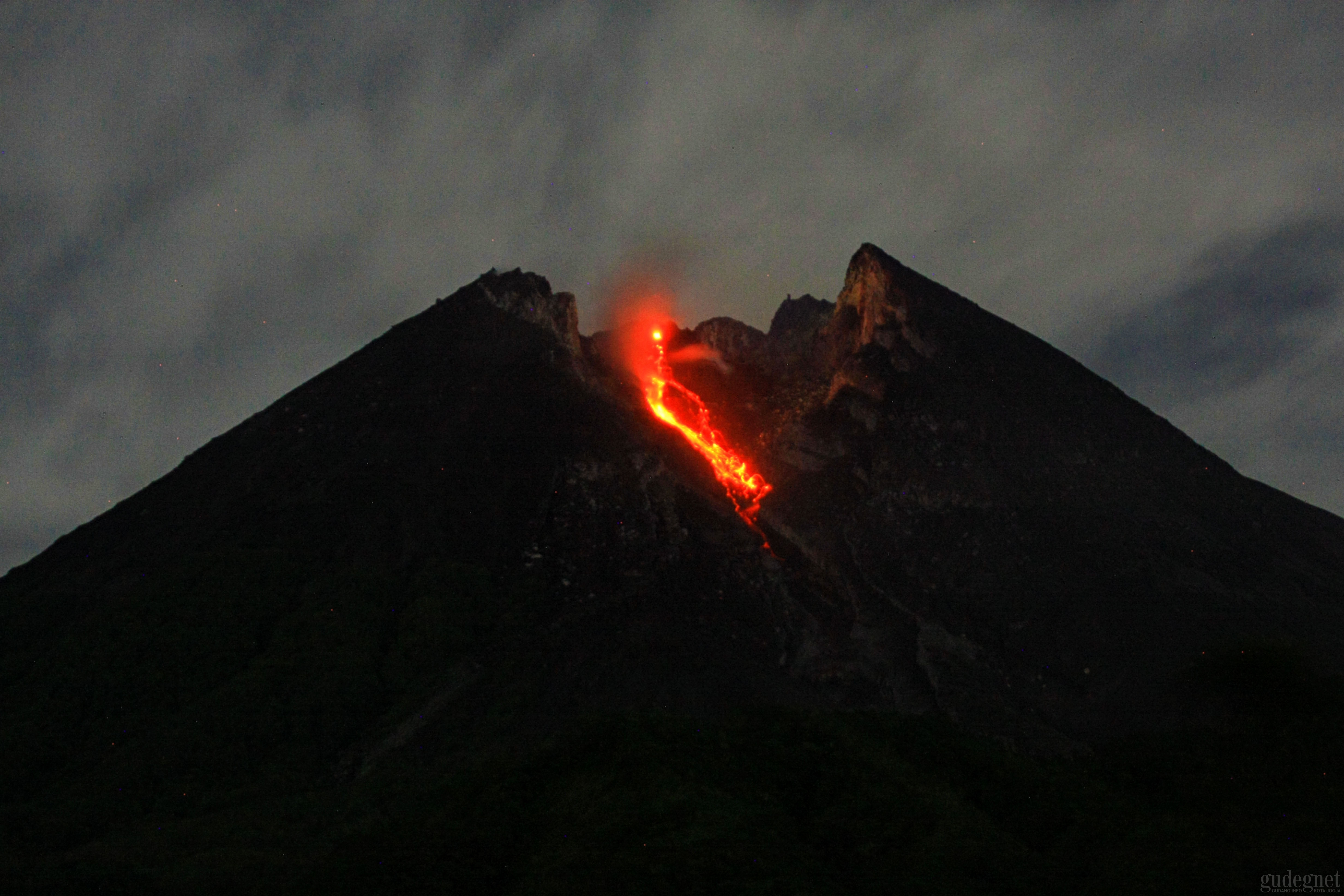 Hari Ini, Merapi Keluarkan Lava Pijar Sejauh 1,4 Km Hari Ini, Merapi Keluarkan Lava Pijar Sejauh 1,4 Km