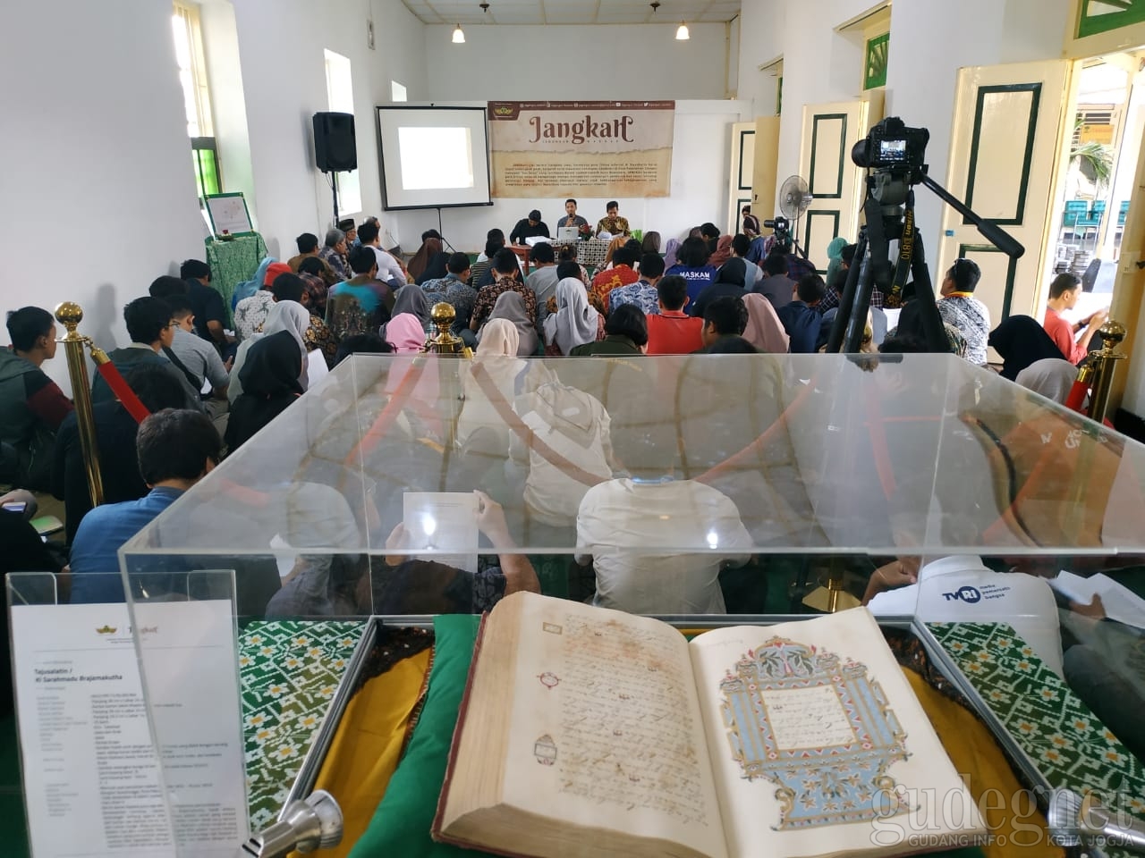 Pakualaman Pamerkan Naskah dan Manuskrip Al Quran Ratusan Tahun Pakualaman Pamerkan Naskah dan Manuskrip Al Quran Ratusan Tahun