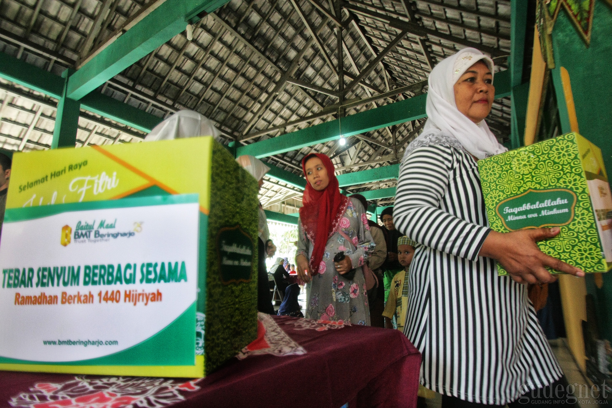 BMT Pasar Beringharjo Bagikan Ratusan Paket Lebaran BMT Pasar Beringharjo Bagikan Ratusan Paket Lebaran