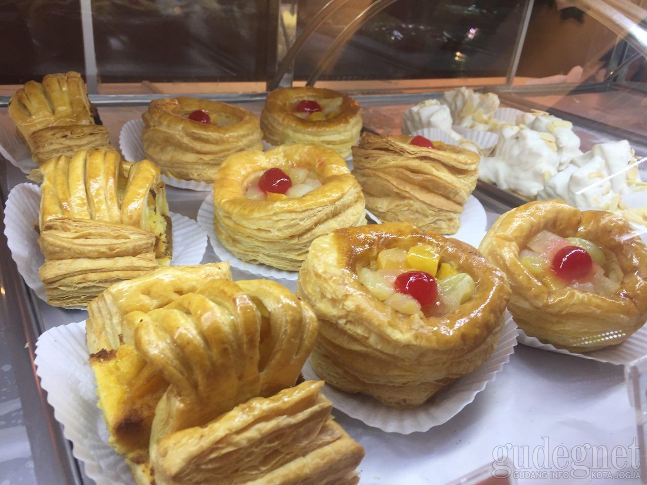 Berburu Roti dan Kue di Holland Bakery Yogyakarta Berburu Roti dan Kue di Holland Bakery Yogyakarta